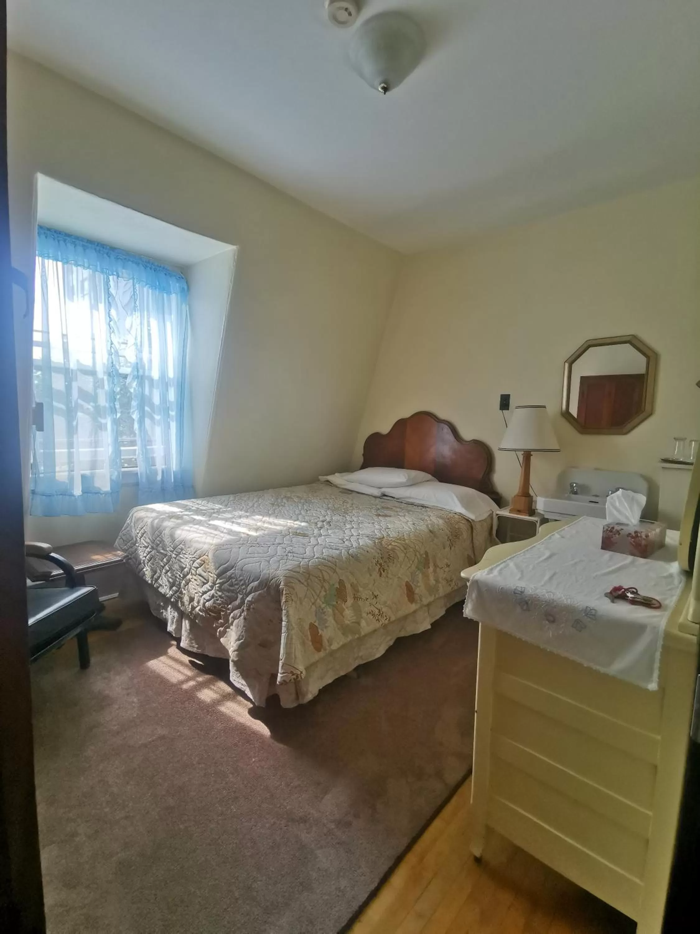 Bedroom, Bed in Royal Hotel