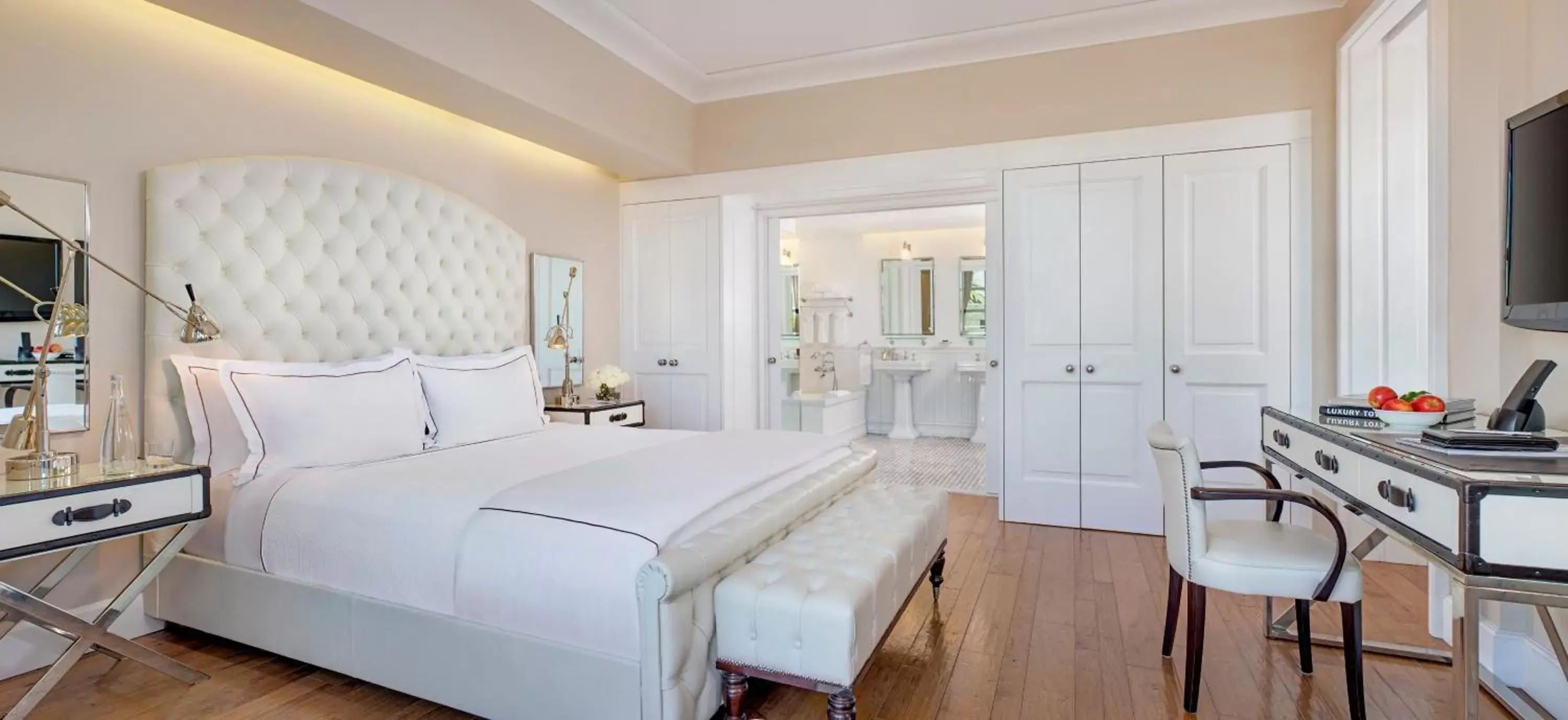Bedroom, Bed in Cameo Beverly Hills