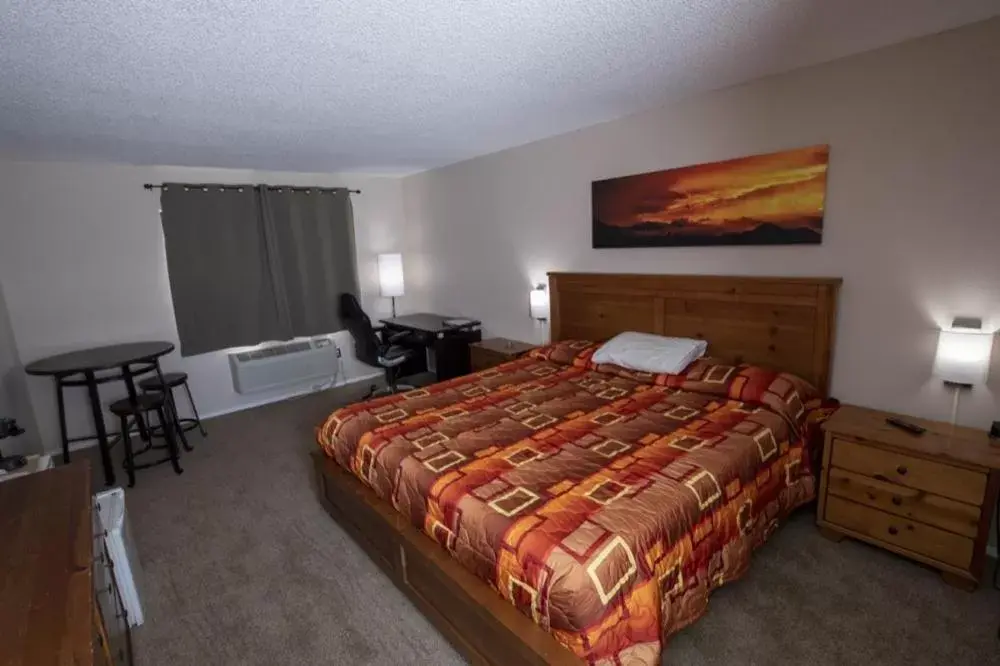 Photo of the whole room, Bed in Tower 64 Motel & RV
