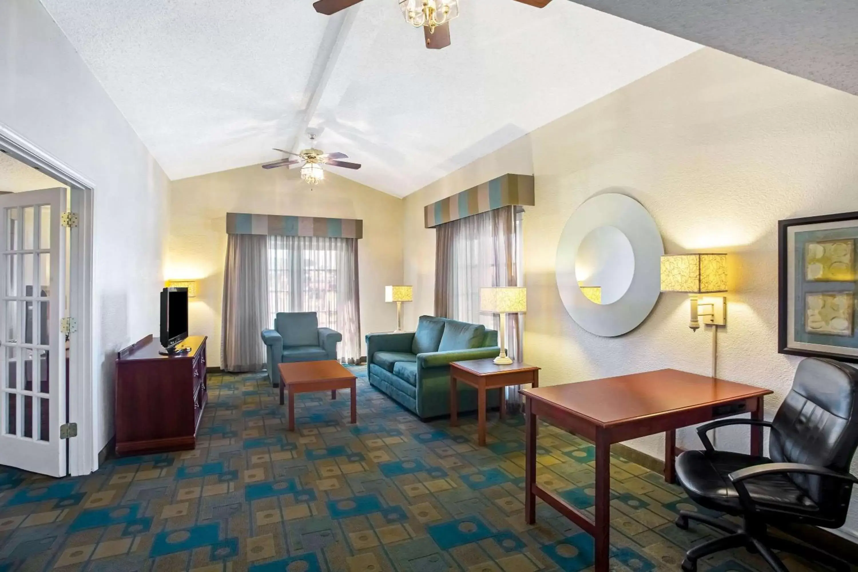 Photo of the whole room, Seating Area in La Quinta Inn by Wyndham Killeen - Fort Hood