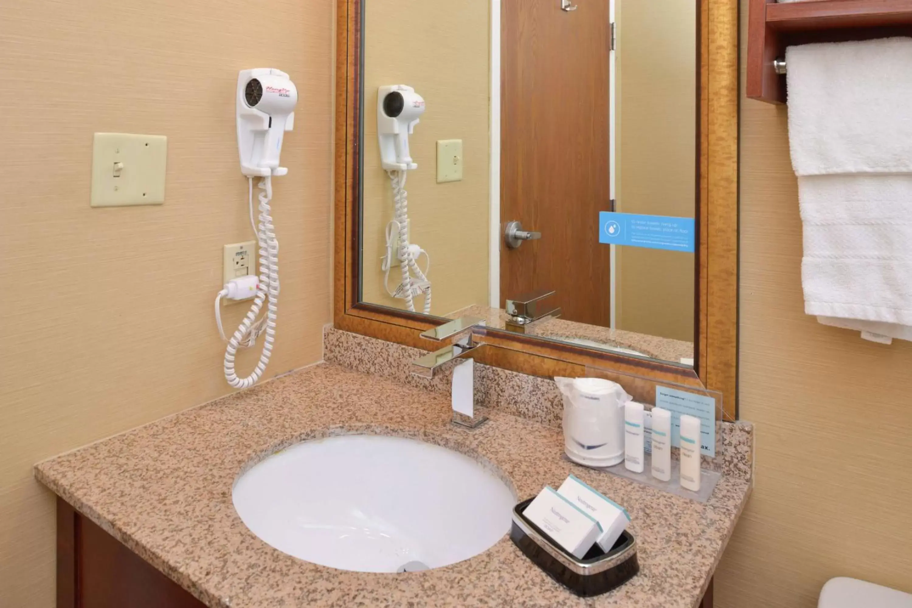 Photo of the whole room, Bathroom in Hampton Inn Columbus-East