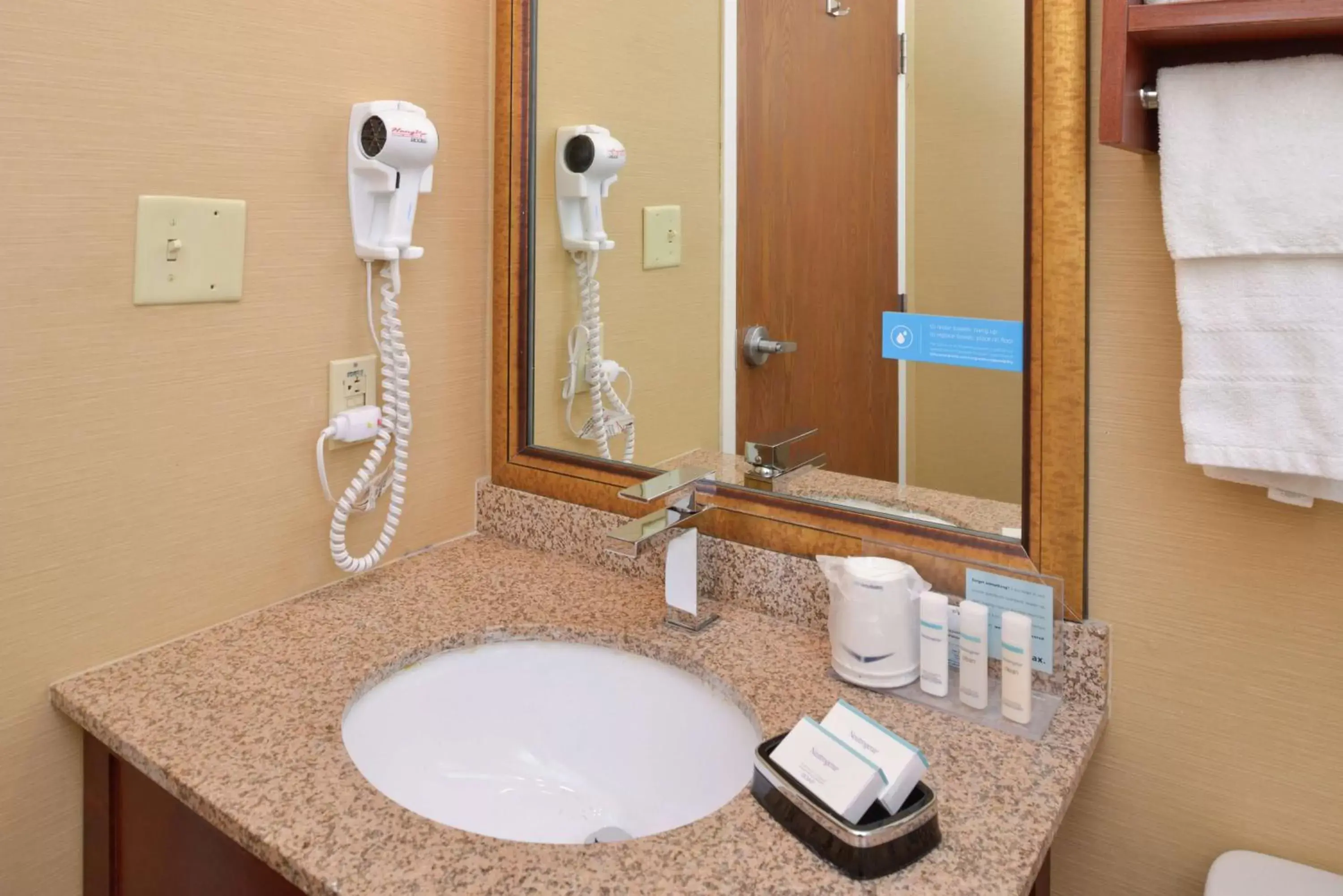 Photo of the whole room in Hampton Inn Columbus-East Photo of the whole room in Hampton Inn Columbus-East