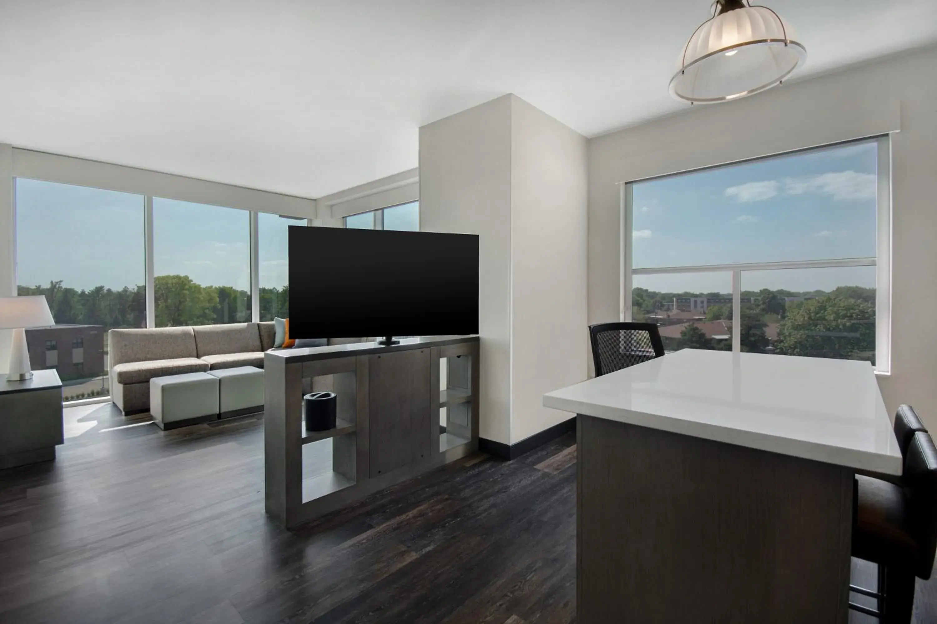 Communal lounge/ TV room in Hyatt House Mall Of America Msp Airport