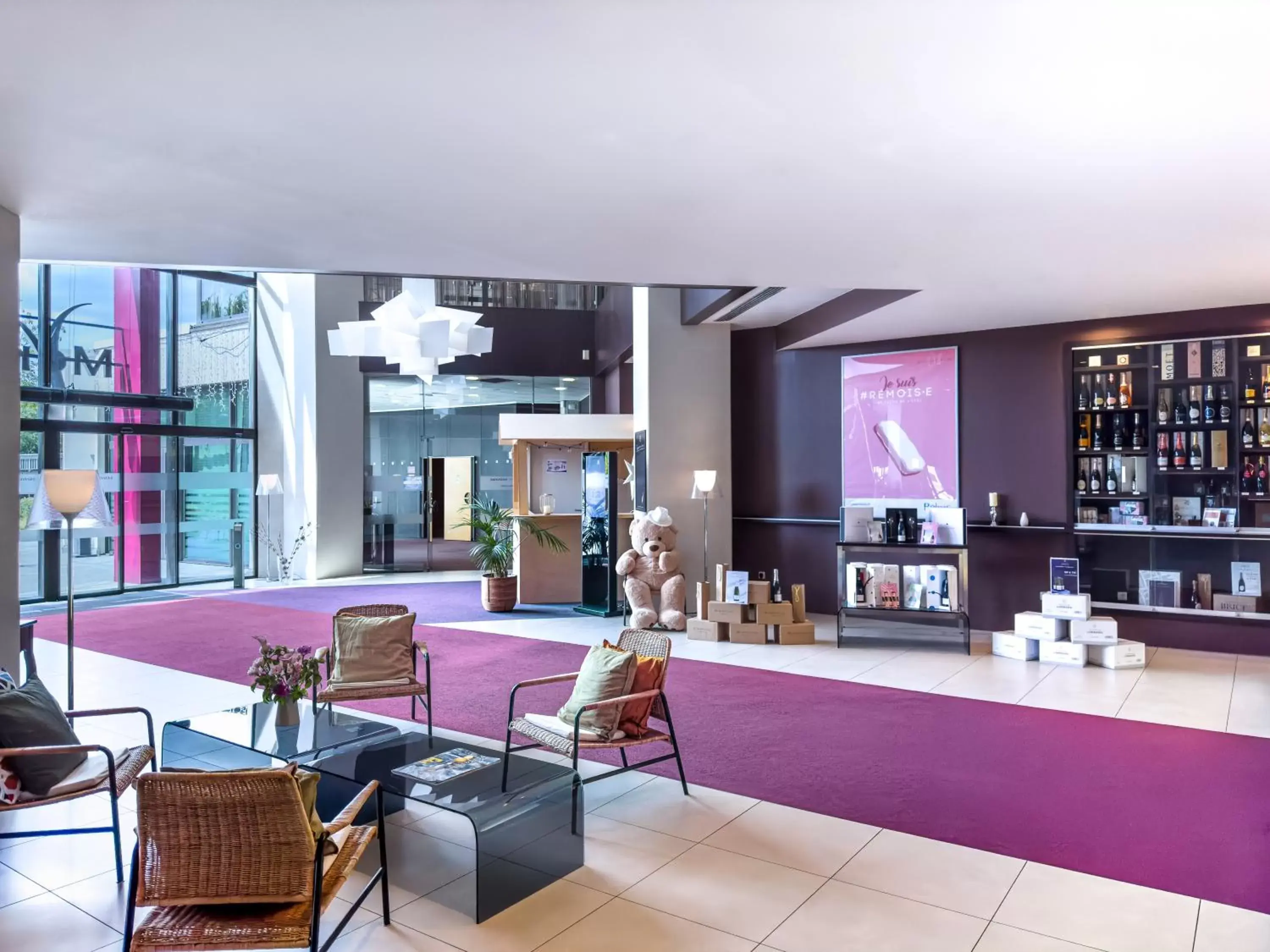 Lobby or reception in Mercure Reims Centre Cathédrale