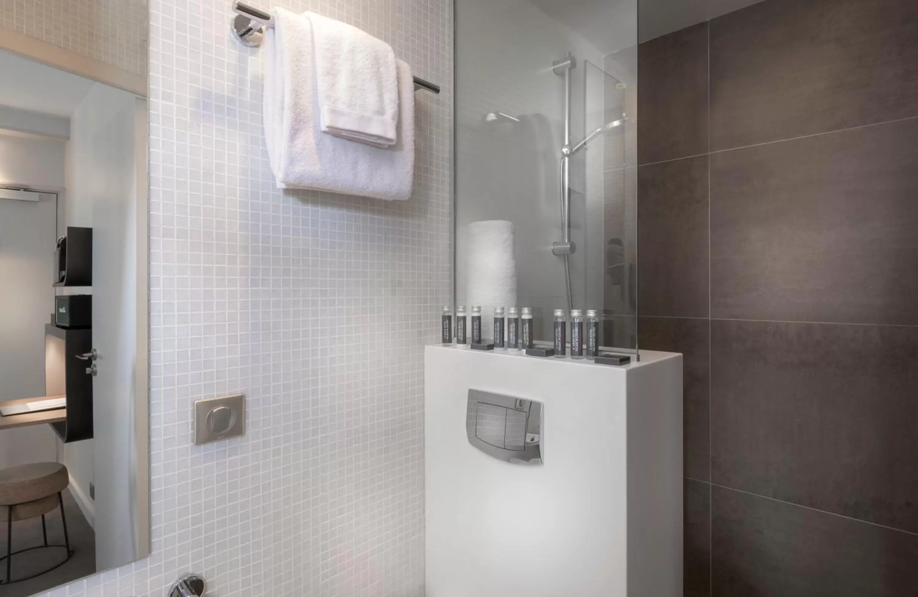 Shower, Bathroom in Hotel Du Cadran