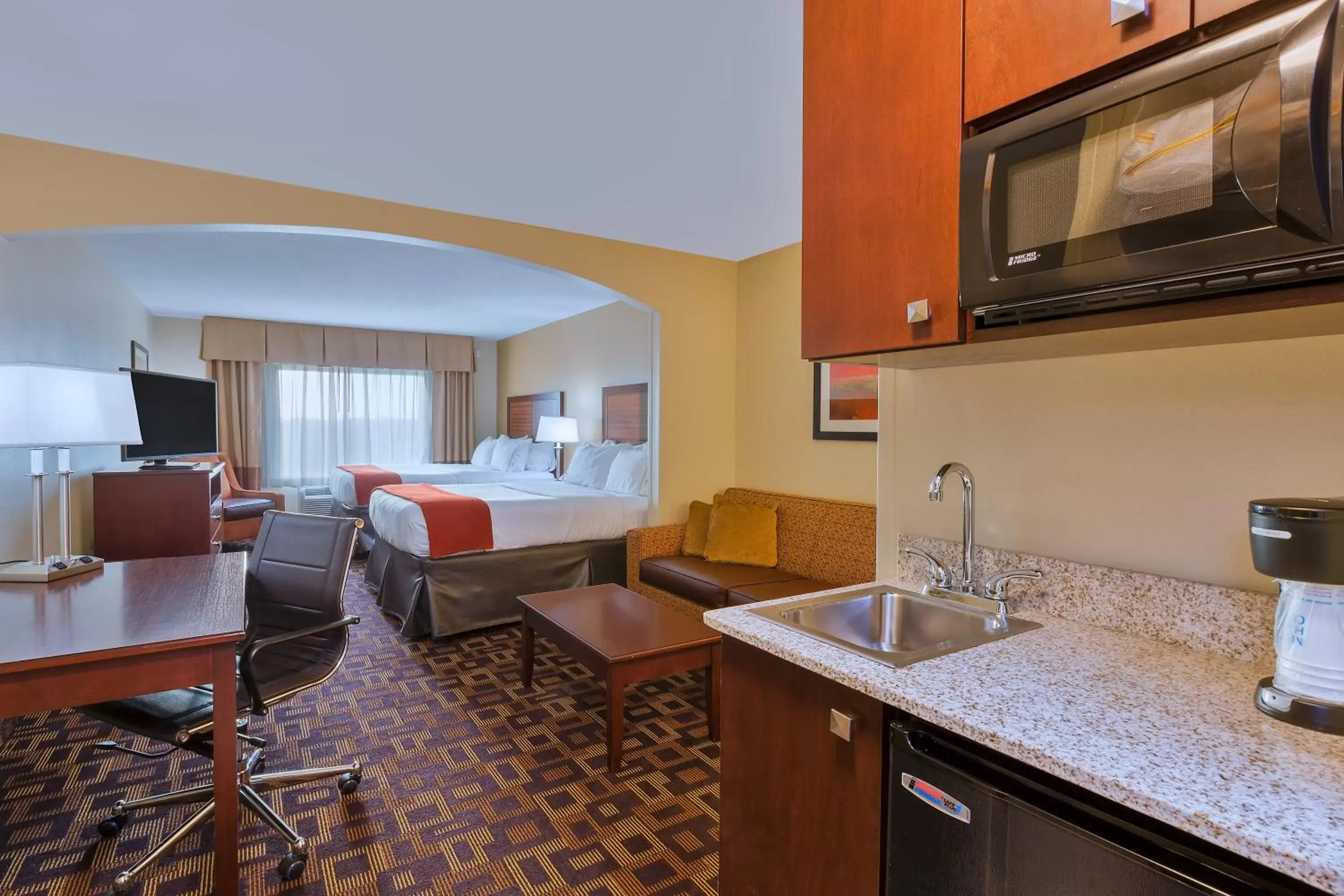 Bedroom, Kitchen/Kitchenette in Holiday Inn Express Hotel & Suites Salina, an IHG Hotel