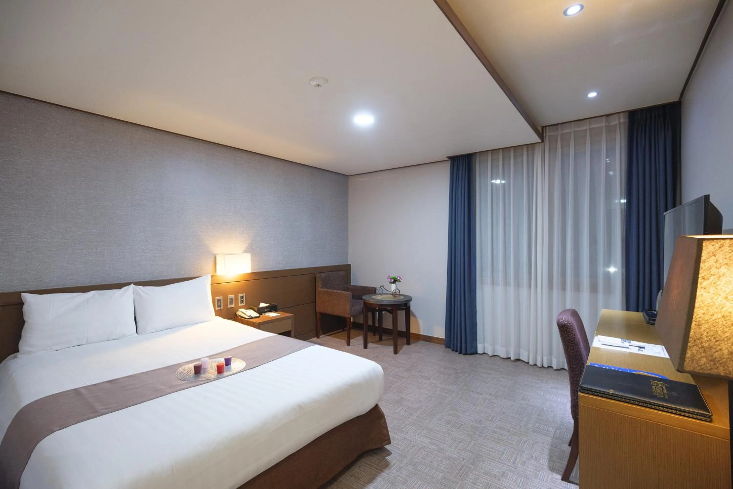 Photo of the whole room, Bed in Benikea Hotel Jeju