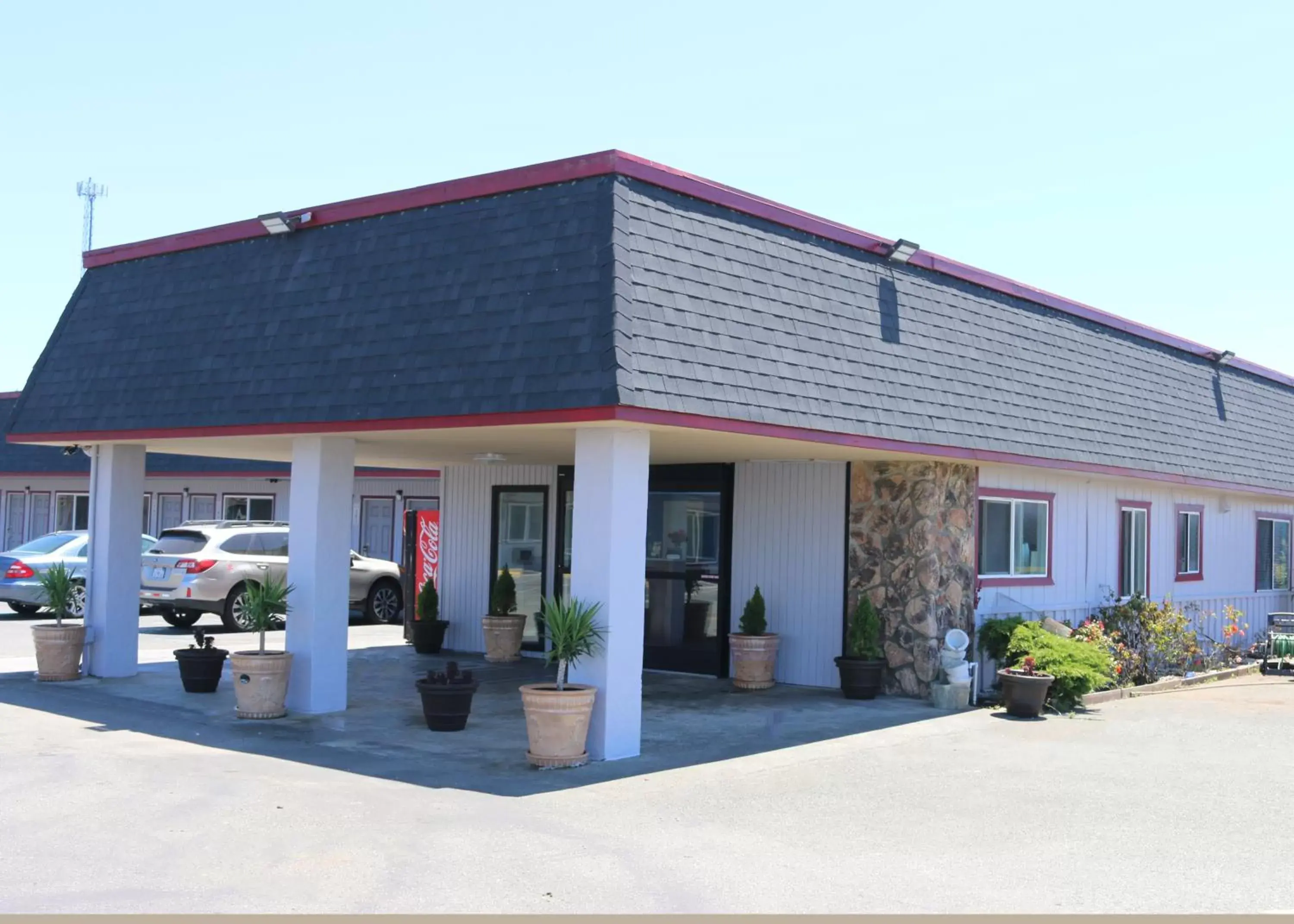 Facade/entrance, Property Building in Westward Inn