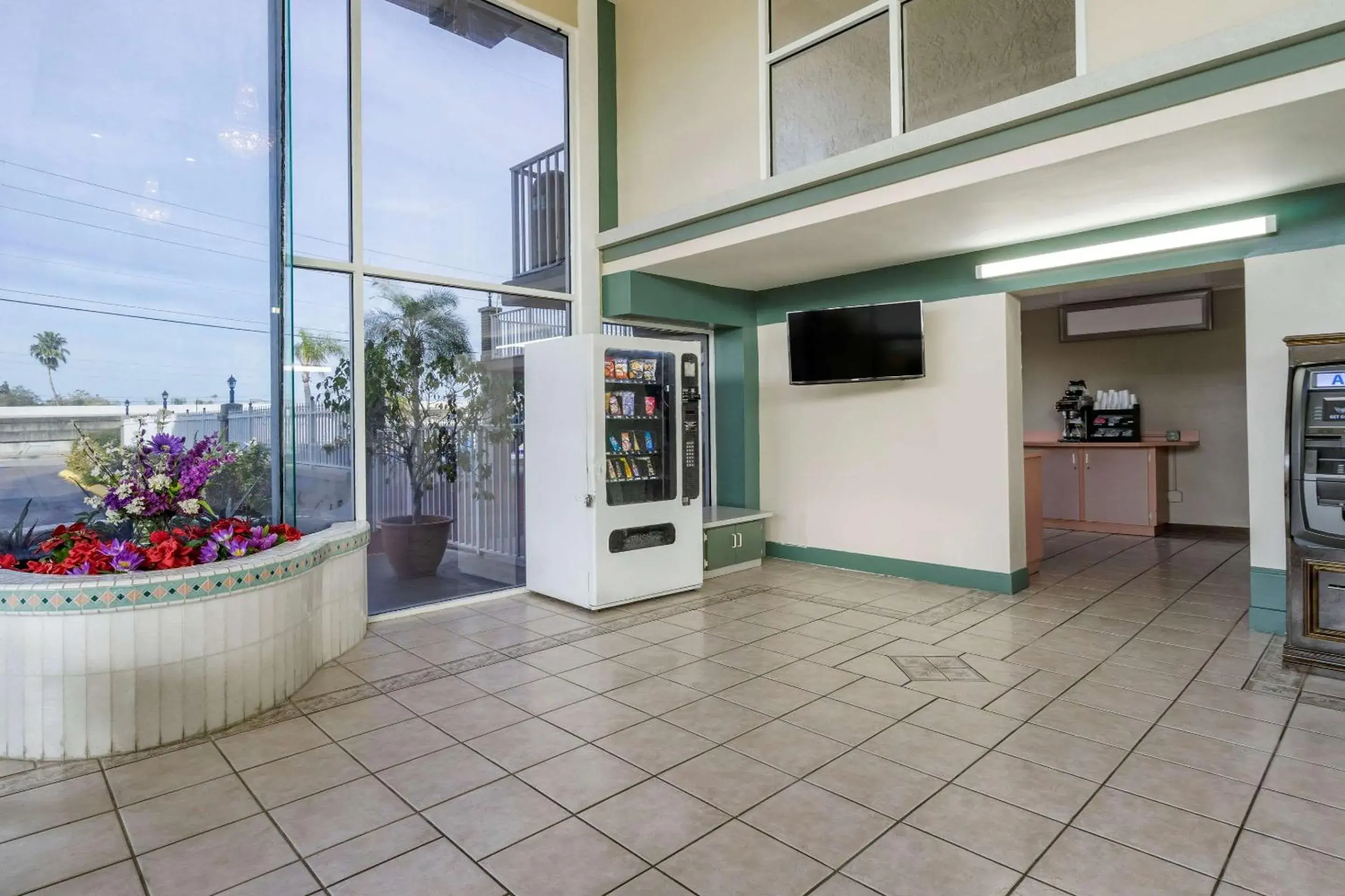 Communal lounge/ TV room in Rodeway Inn Clearwater-Largo