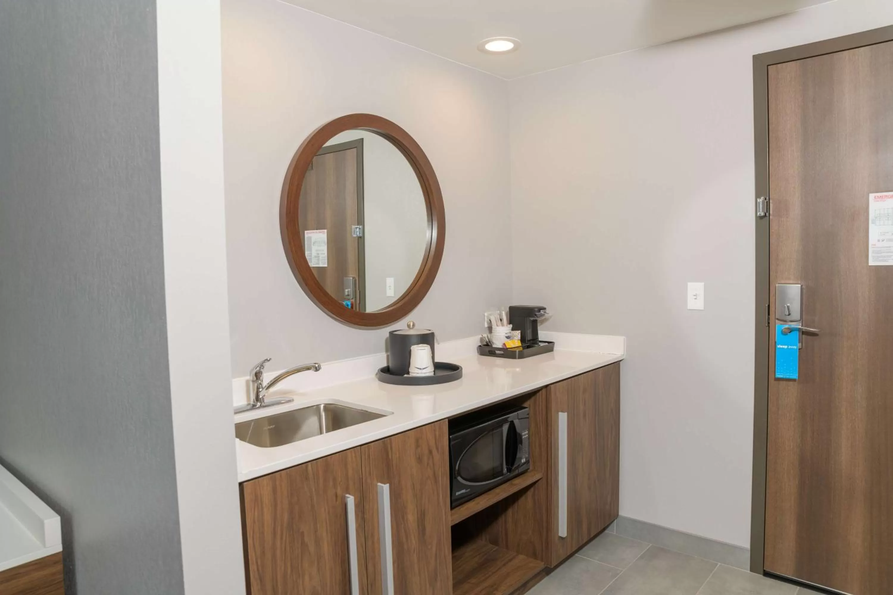 Photo of the whole room in Hampton Inn & Suites Erie Bayfront