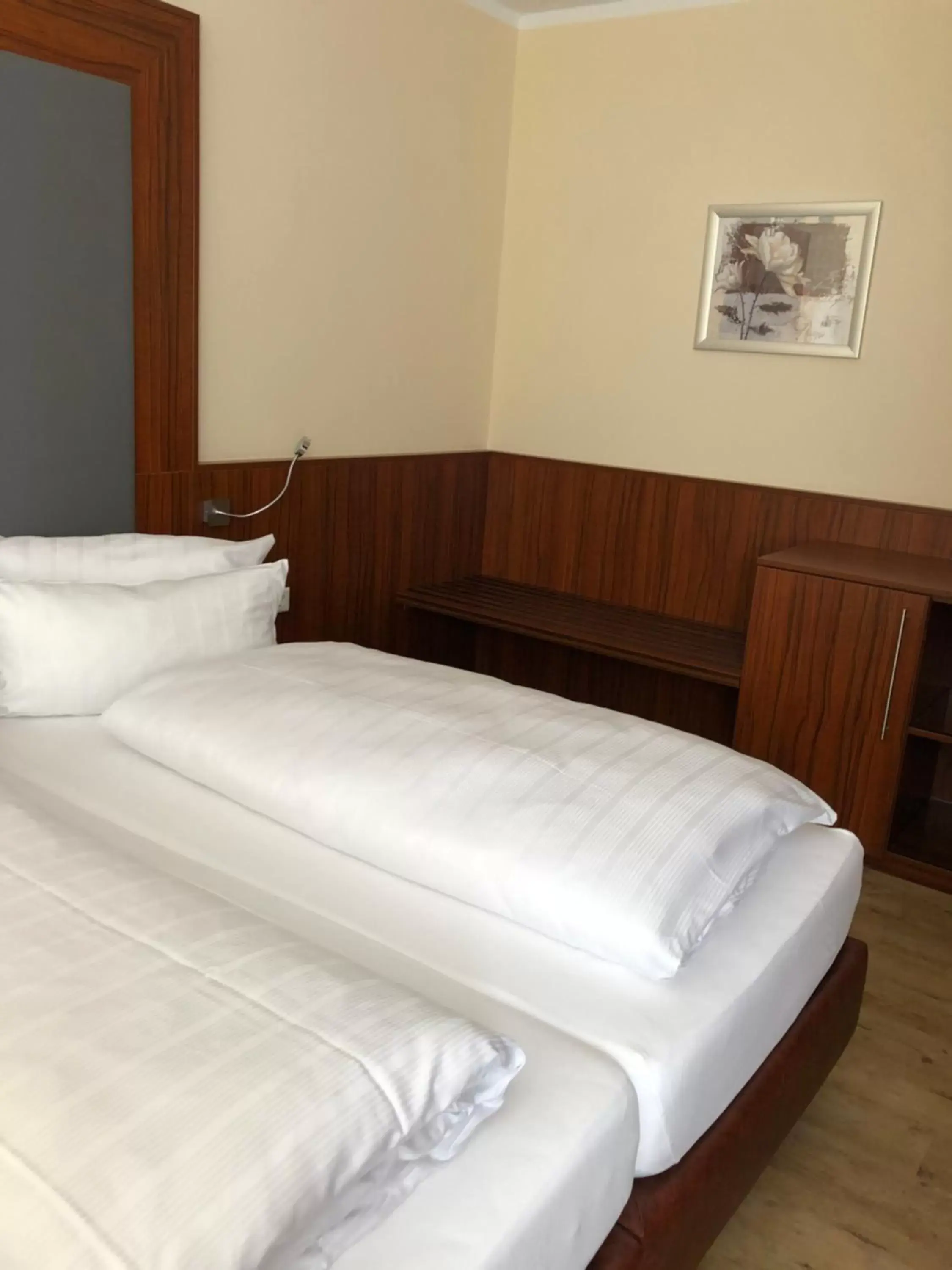 Photo of the whole room, Bed in Akzent Hotel Restaurant Jonathan