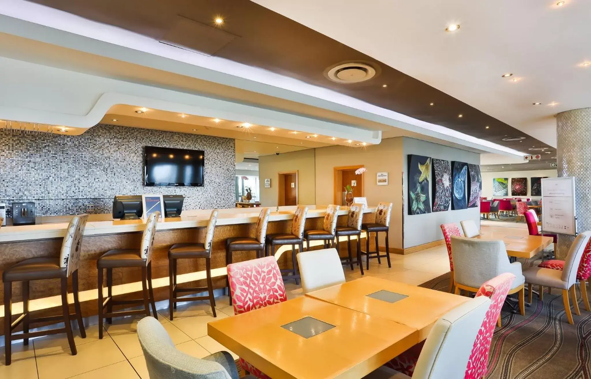 Lounge or bar, Restaurant/Places to Eat in Holiday Inn Express Durban - Umhlanga, an IHG Hotel