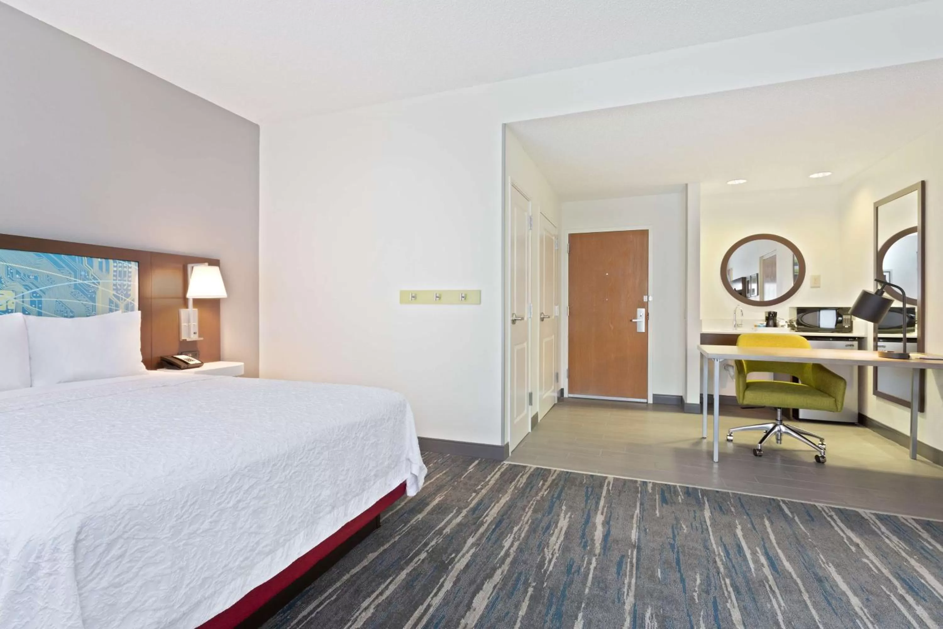 Queen Room with Roll in Shower (No Resort Fee) in Hampton Inn & Suites Orlando International Drive North