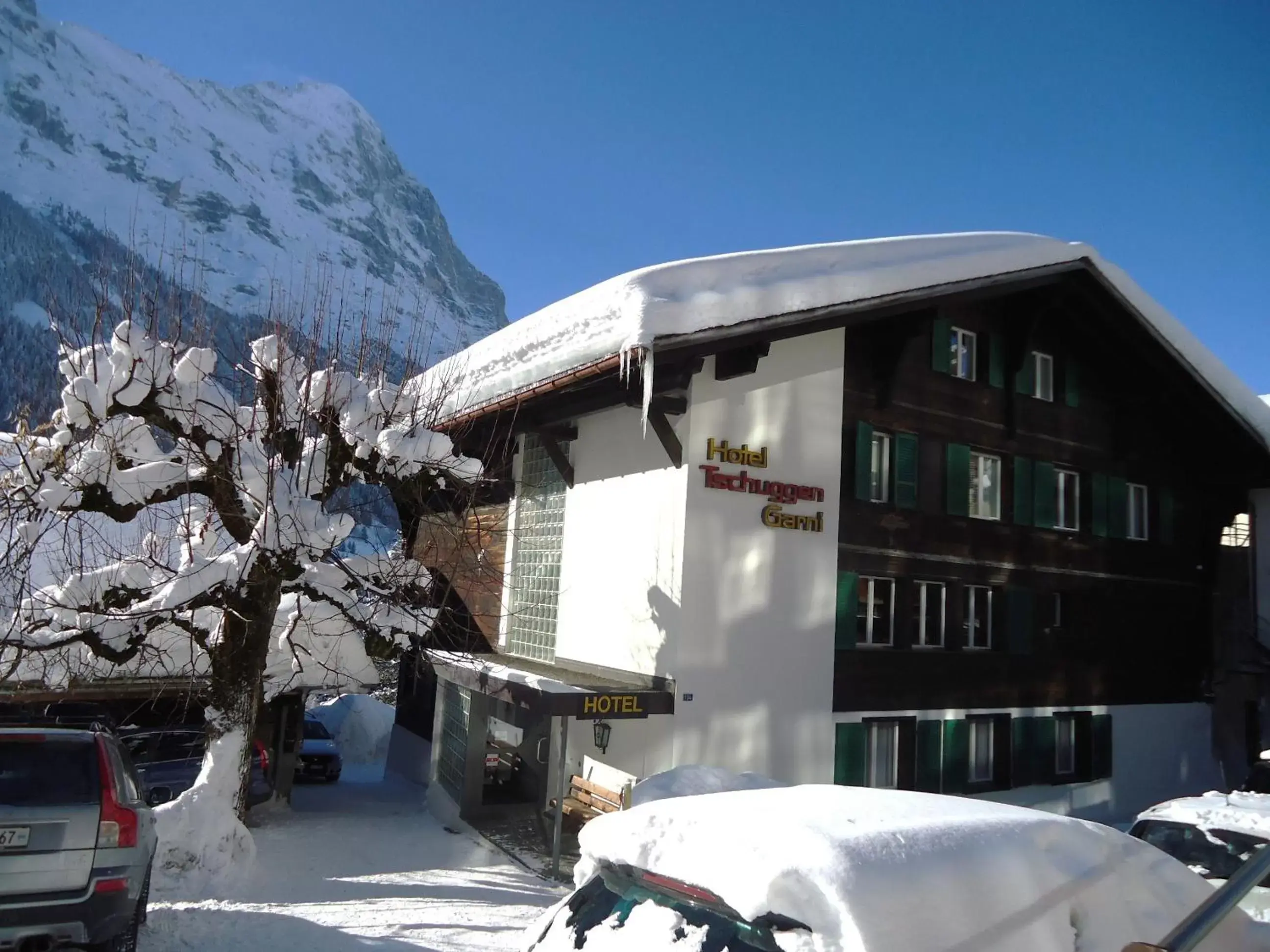 Facade/entrance, Winter in Hotel Tschuggen