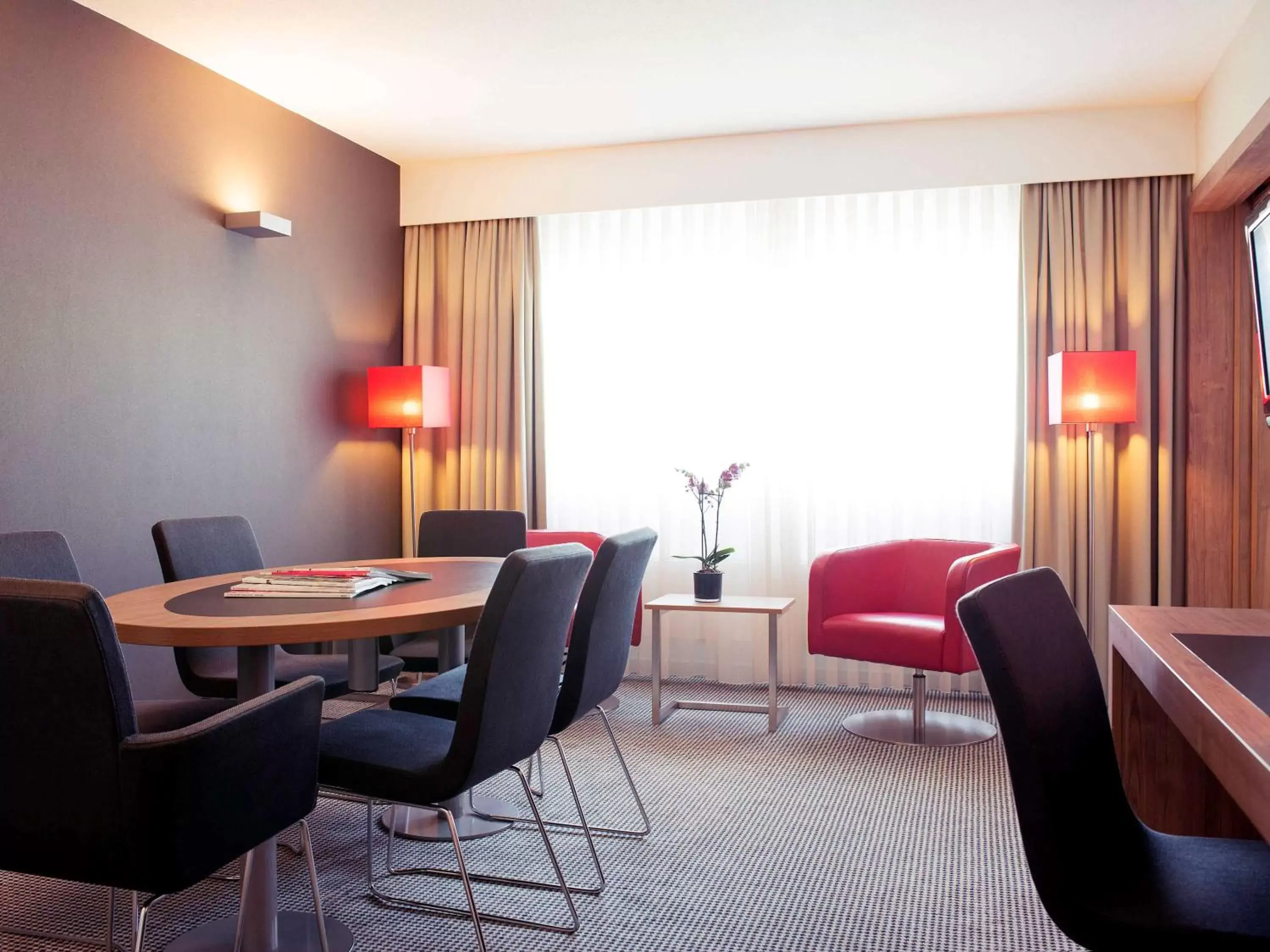 Photo of the whole room, Seating Area in Mercure Hotel Den Haag Central