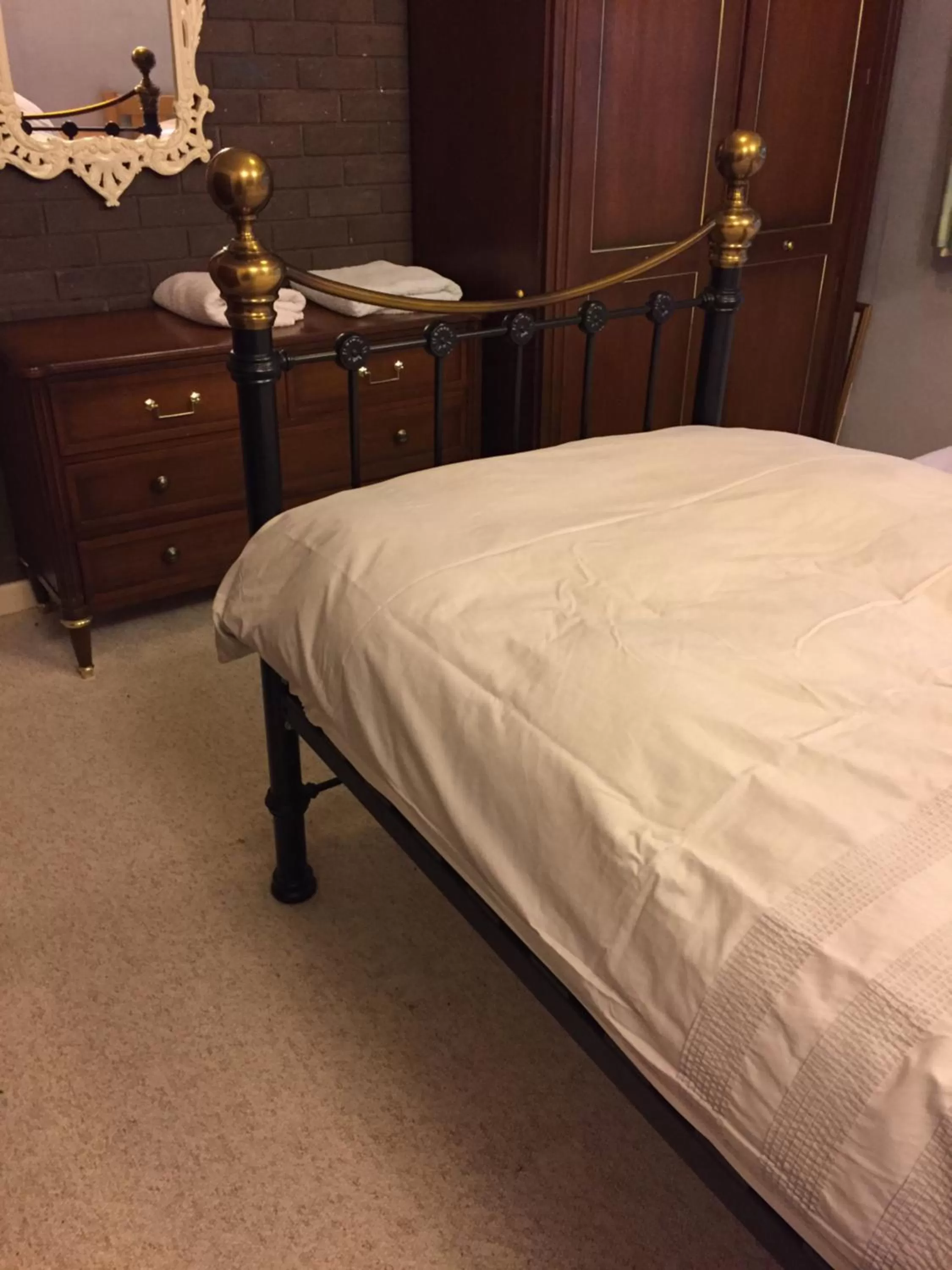 Bed in Hotel 5 Ravenhurst Drive M6 J7