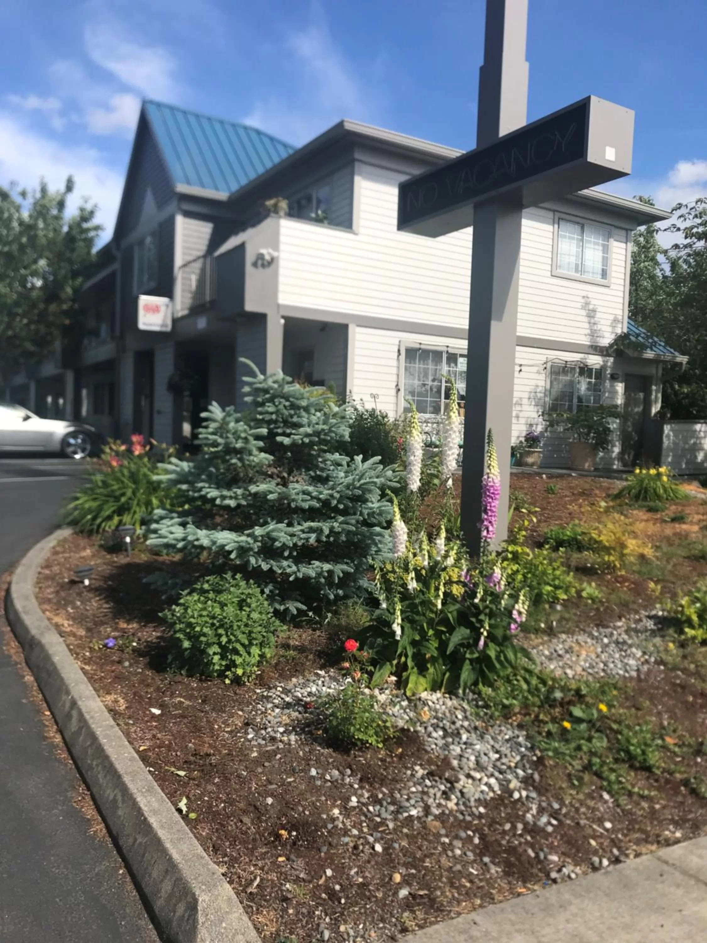 Property building in Tulip Inn Mount Vernon