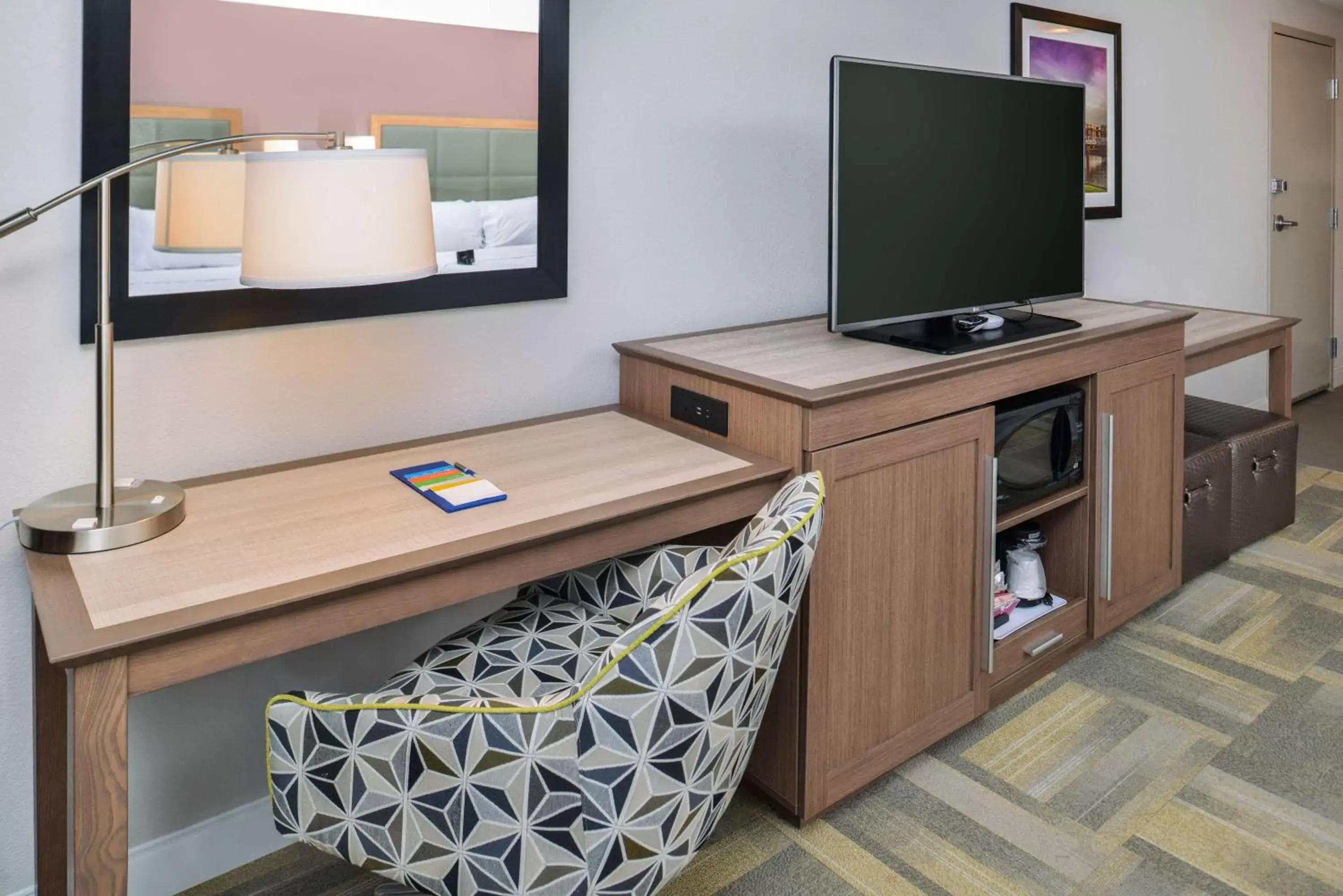 Bed, TV/Entertainment Center in Hampton Inn and Suites Altoona-Des Moines by Hilton