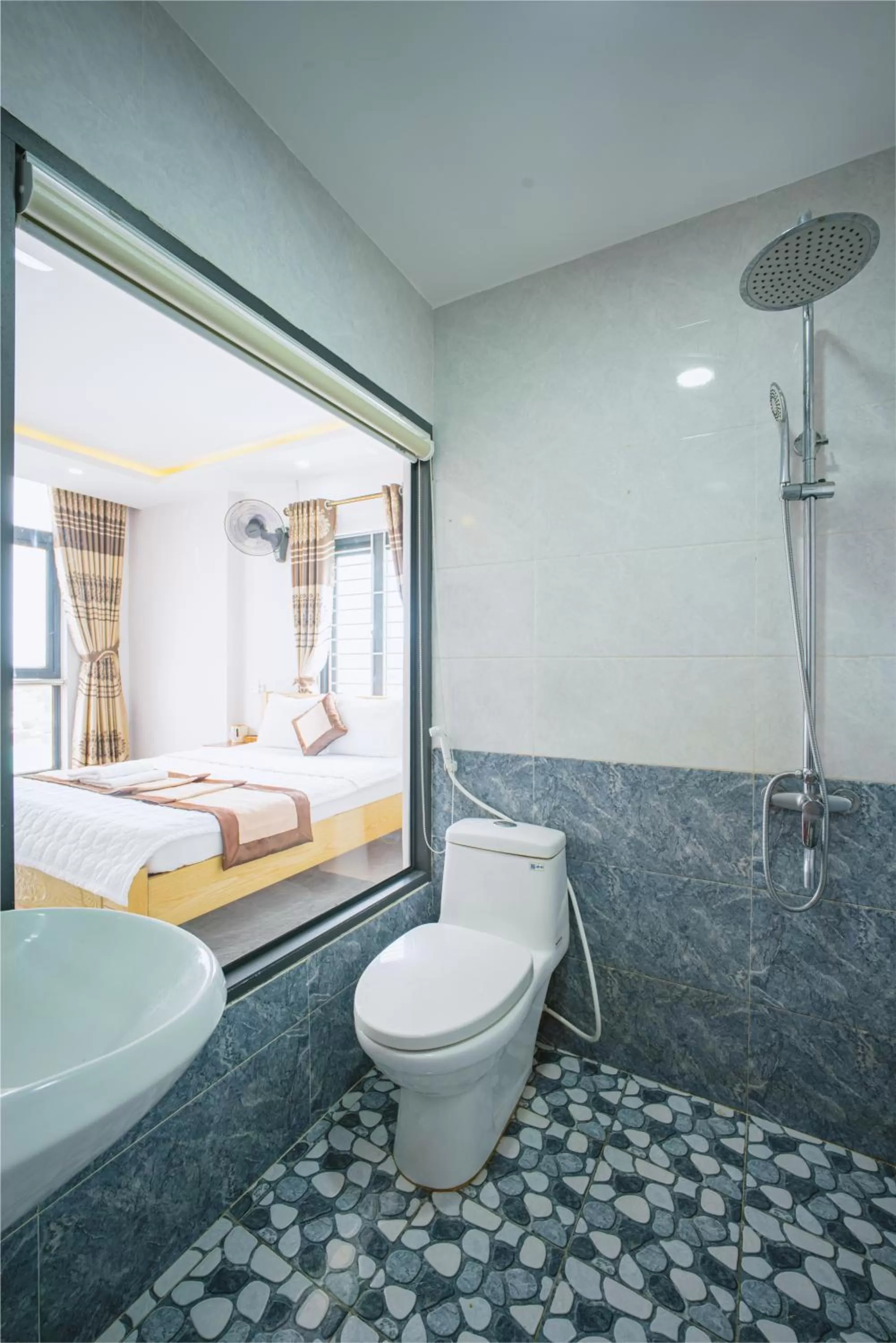 Shower, Bathroom in Phú Xuân Hotel