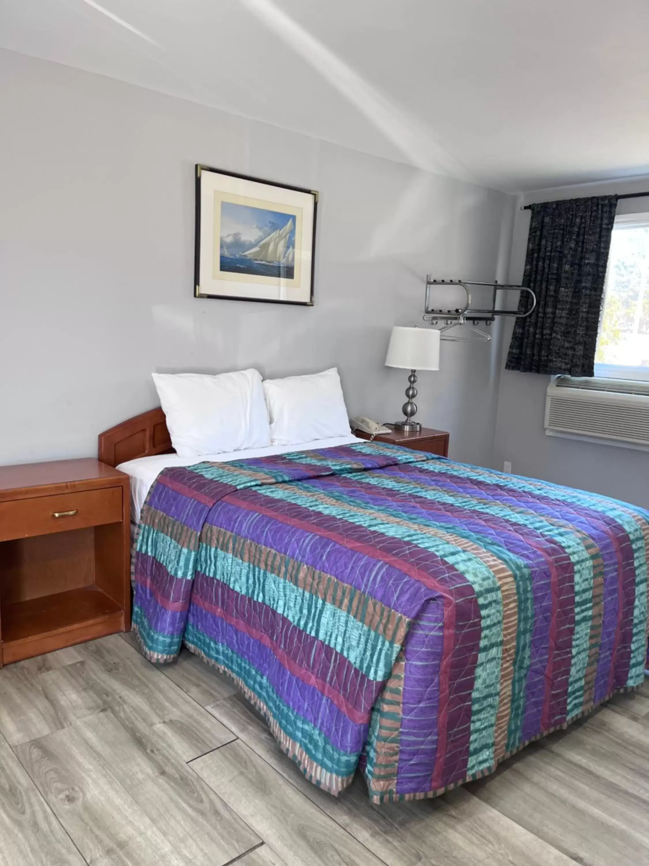 Bed in Knights Inn - Park Villa Motel, Midland