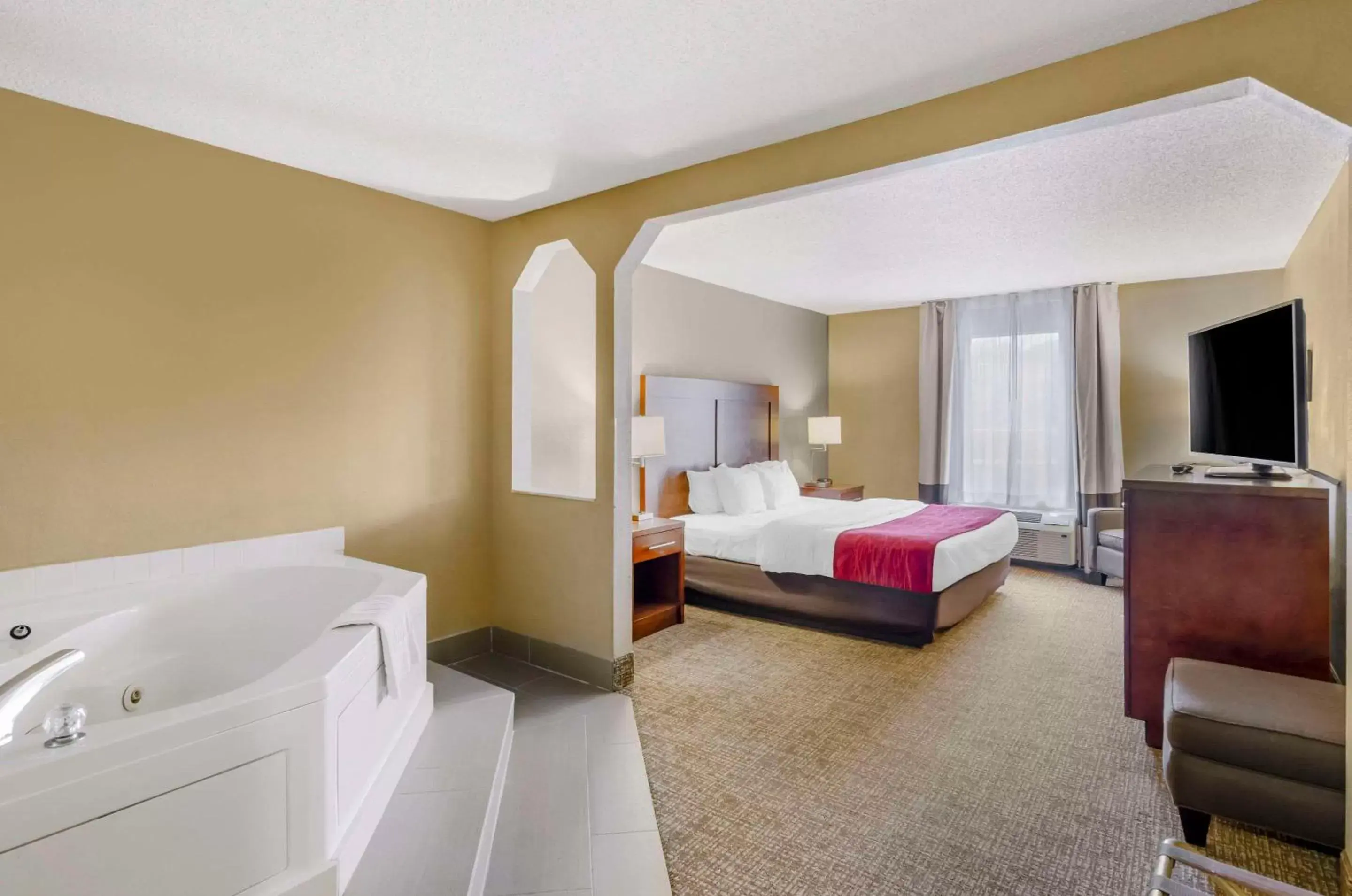 Bedroom in Comfort Inn & Suites Christiansburg I-81