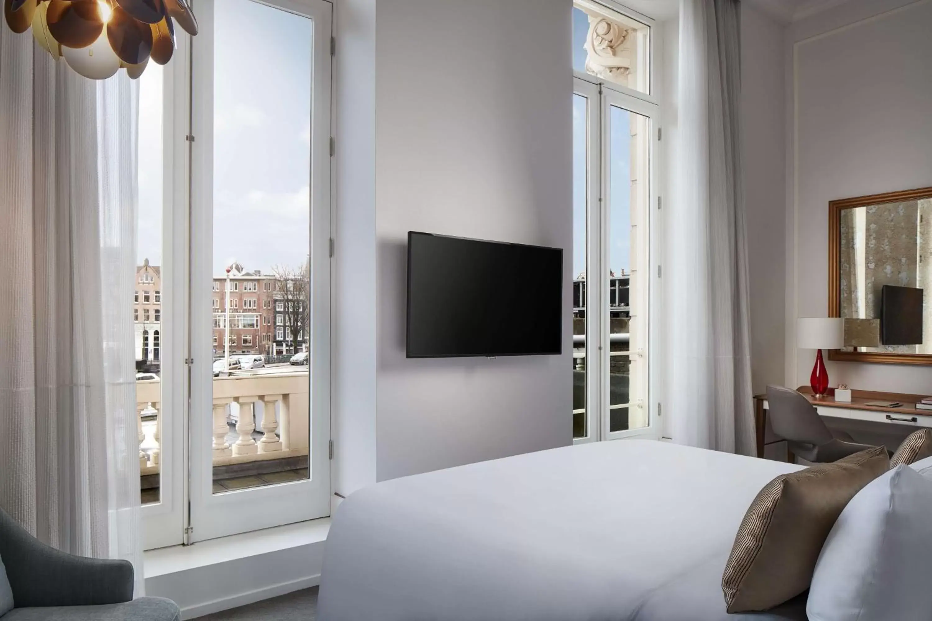 Photo of the whole room, TV/Entertainment Center in Tivoli Doelen Amsterdam Hotel