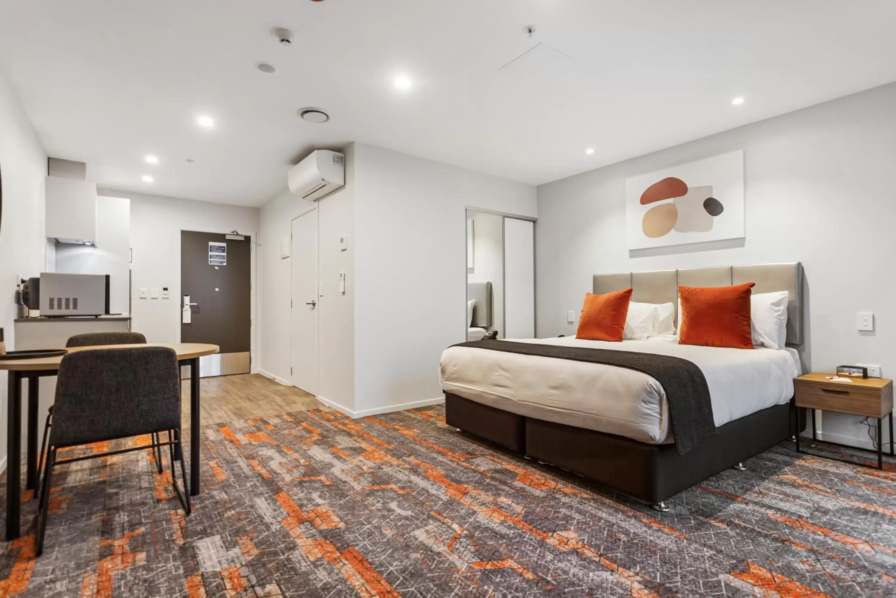 King and Single Accessible Studio Apartment with Kitchenette - Non-Motorway Facing in Ramada by Wyndham Newmarket Auckland