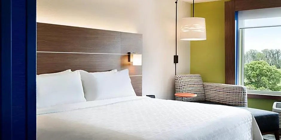 Bed in Holiday Inn Express & Suites Heath - Newark by IHG Bed in Holiday Inn Express & Suites Heath - Newark by IHG