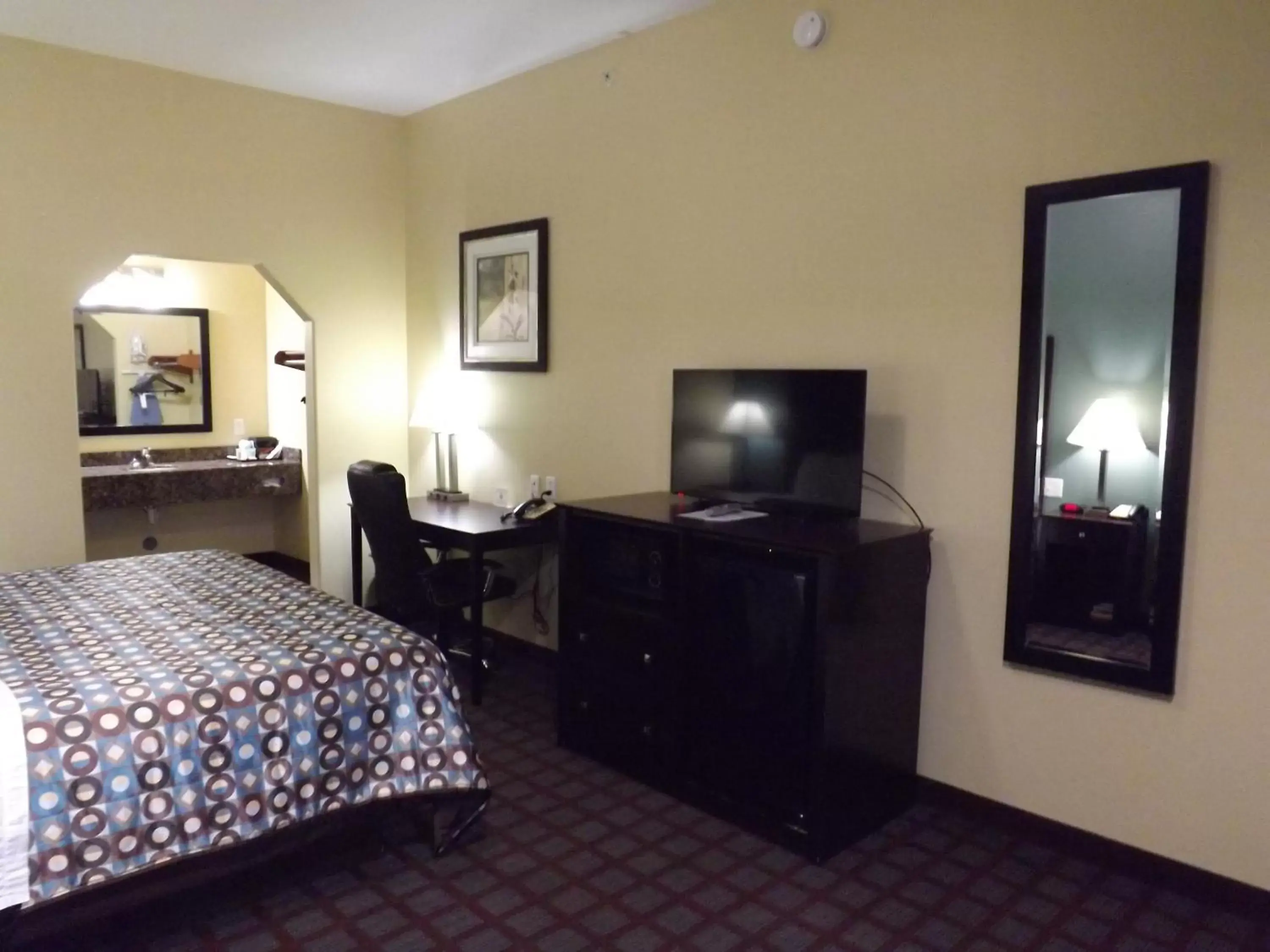 TV and multimedia, Bed in SSunriser Inn TV and multimedia, Bed in SSunriser Inn