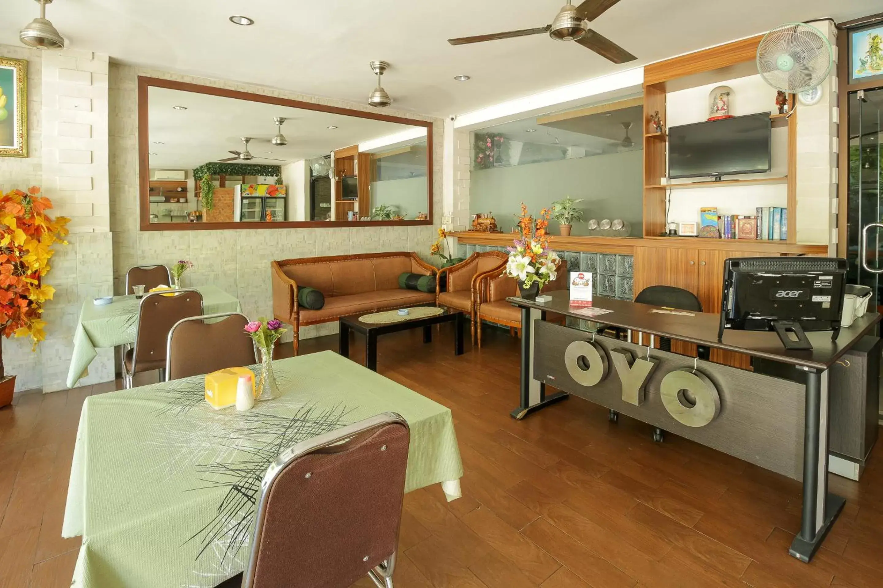 Restaurant/Places to Eat in OYO 734 Tuban Torres Accomodation