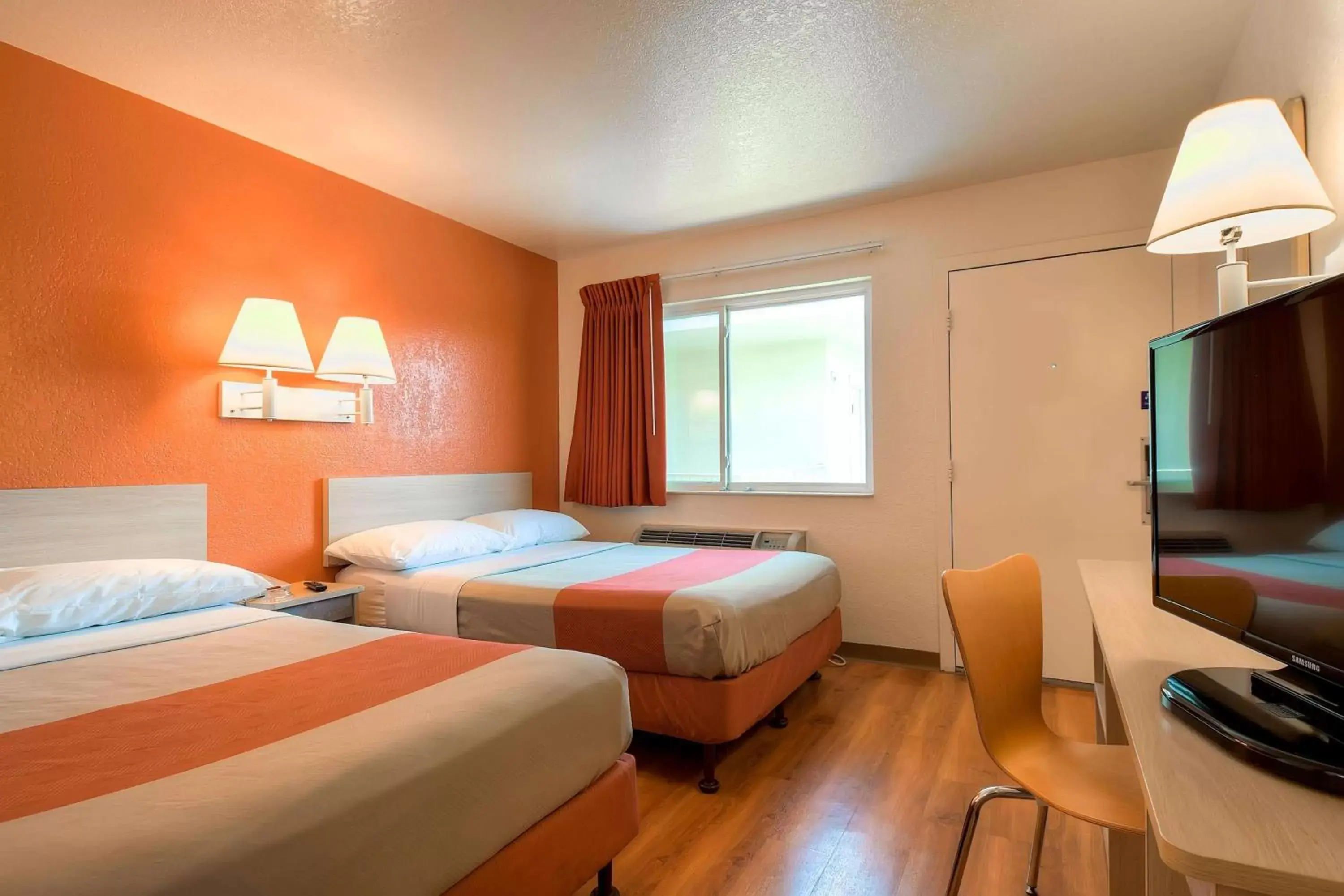 TV and multimedia, Bed in Motel 6-Westminster, CA - South - Long Beach Area