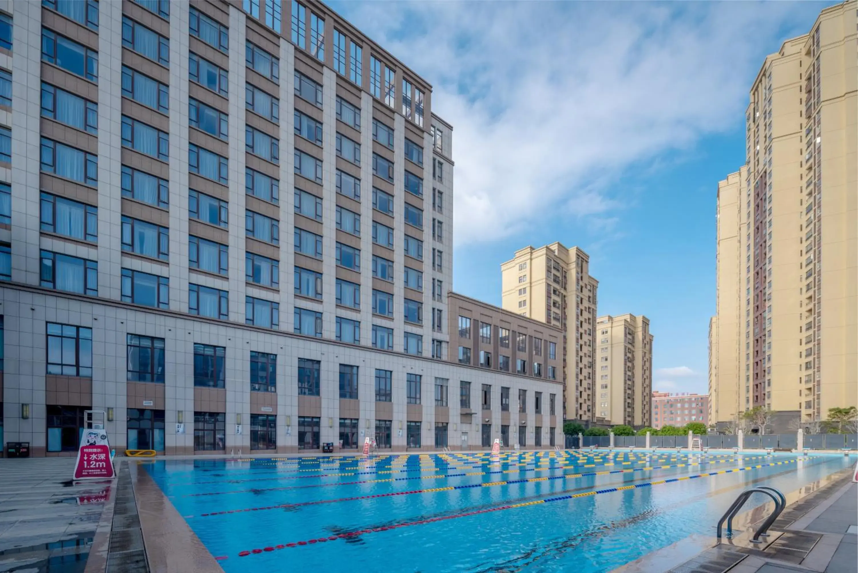 Swimming pool in Holiday Inn Express Jinjiang Anhai by IHG Swimming pool in Holiday Inn Express Jinjiang Anhai by IHG