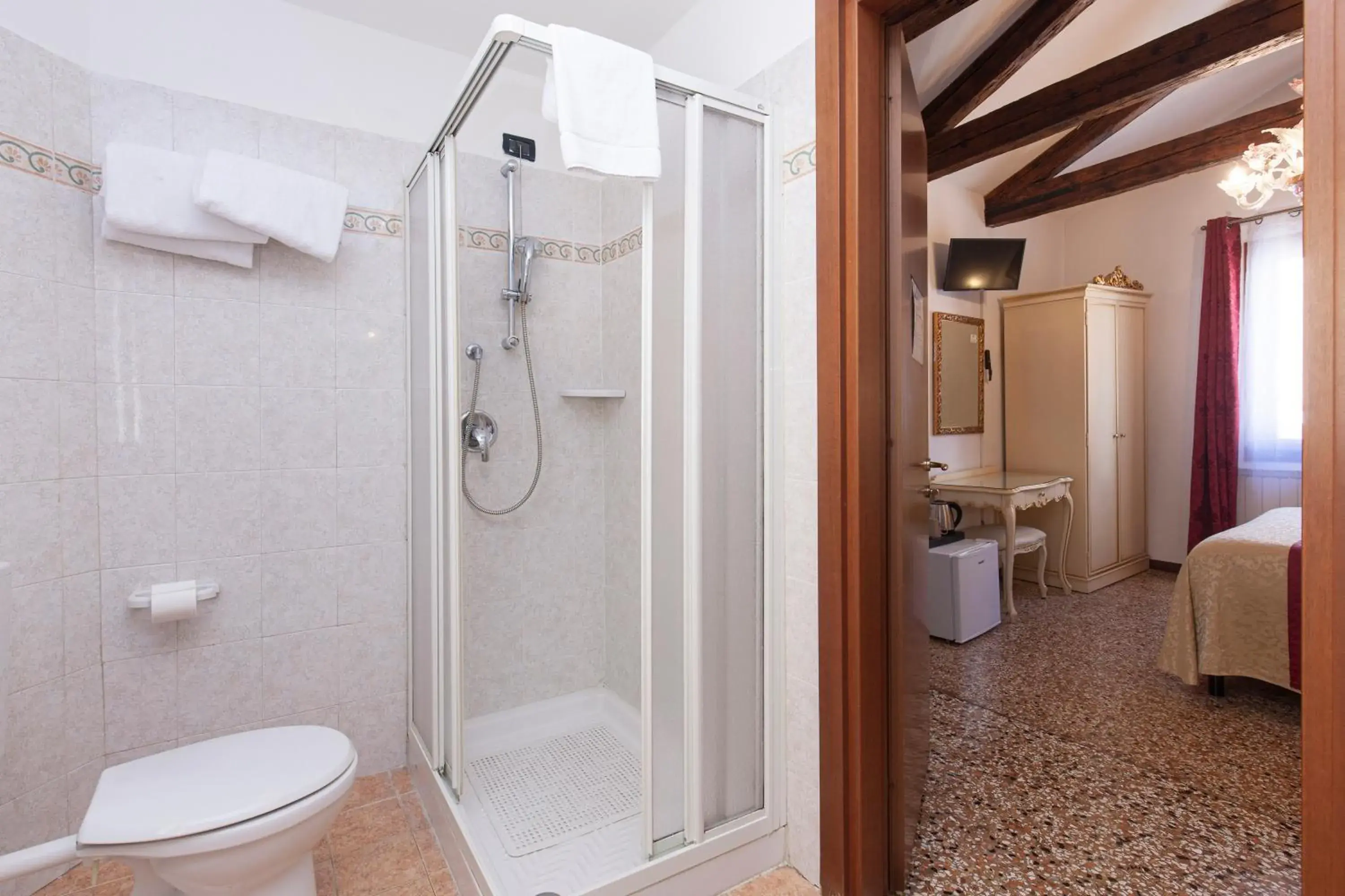 Shower, Bathroom in Alloggi SS Giovanni e Paolo