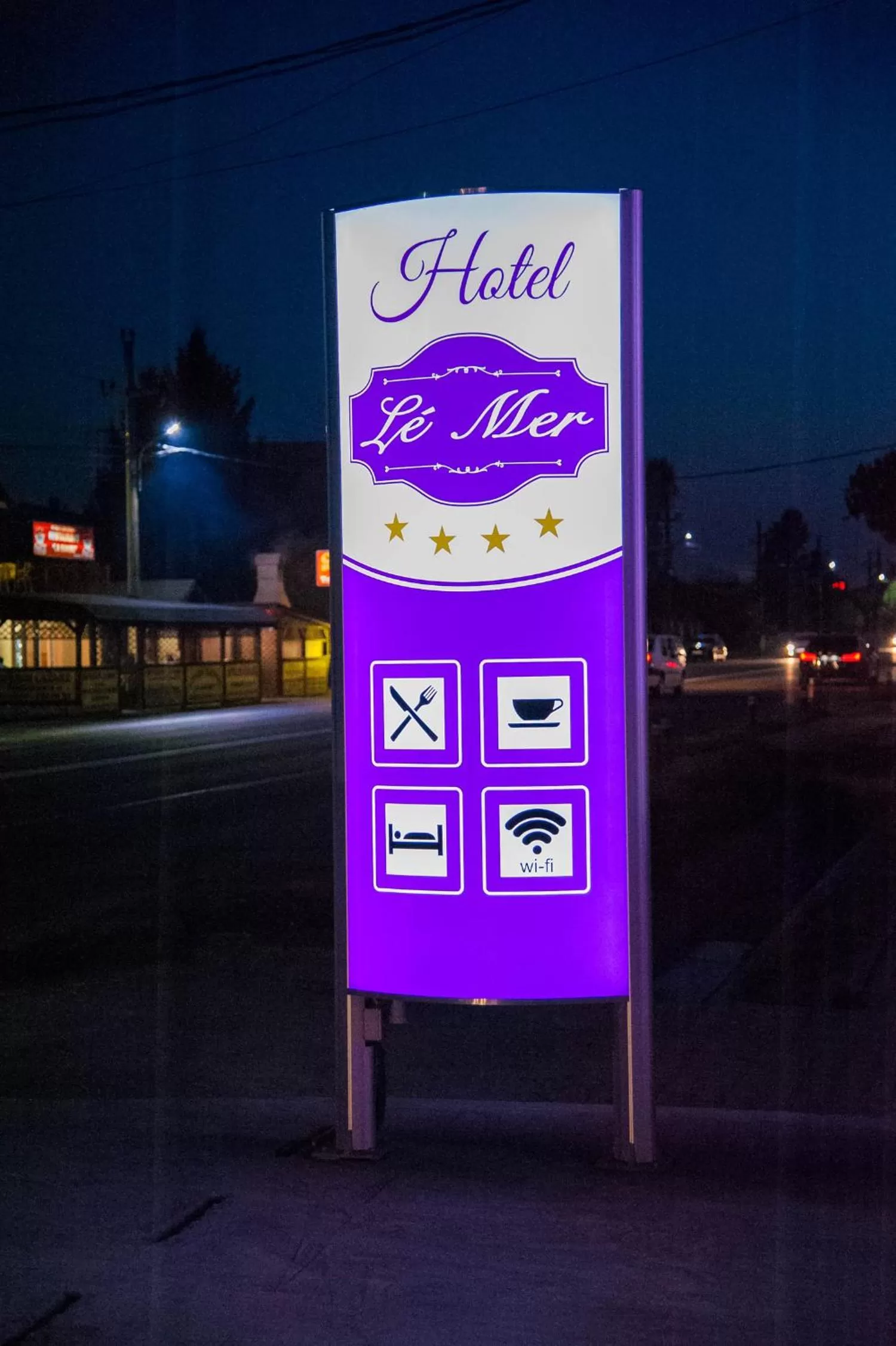 Property logo or sign in Le Mer