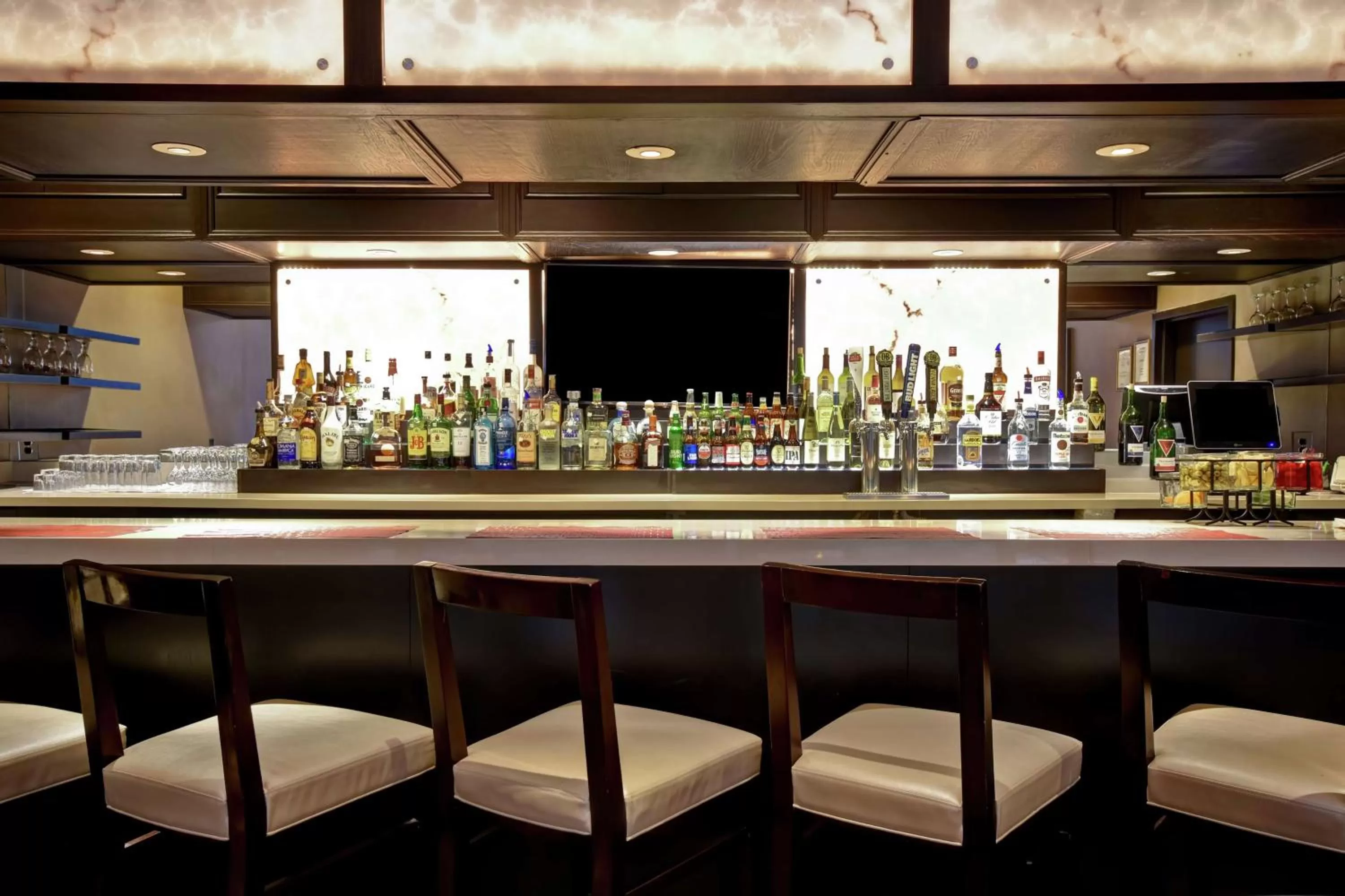 Lounge or bar in Embassy Suites by Hilton Dulles Airport