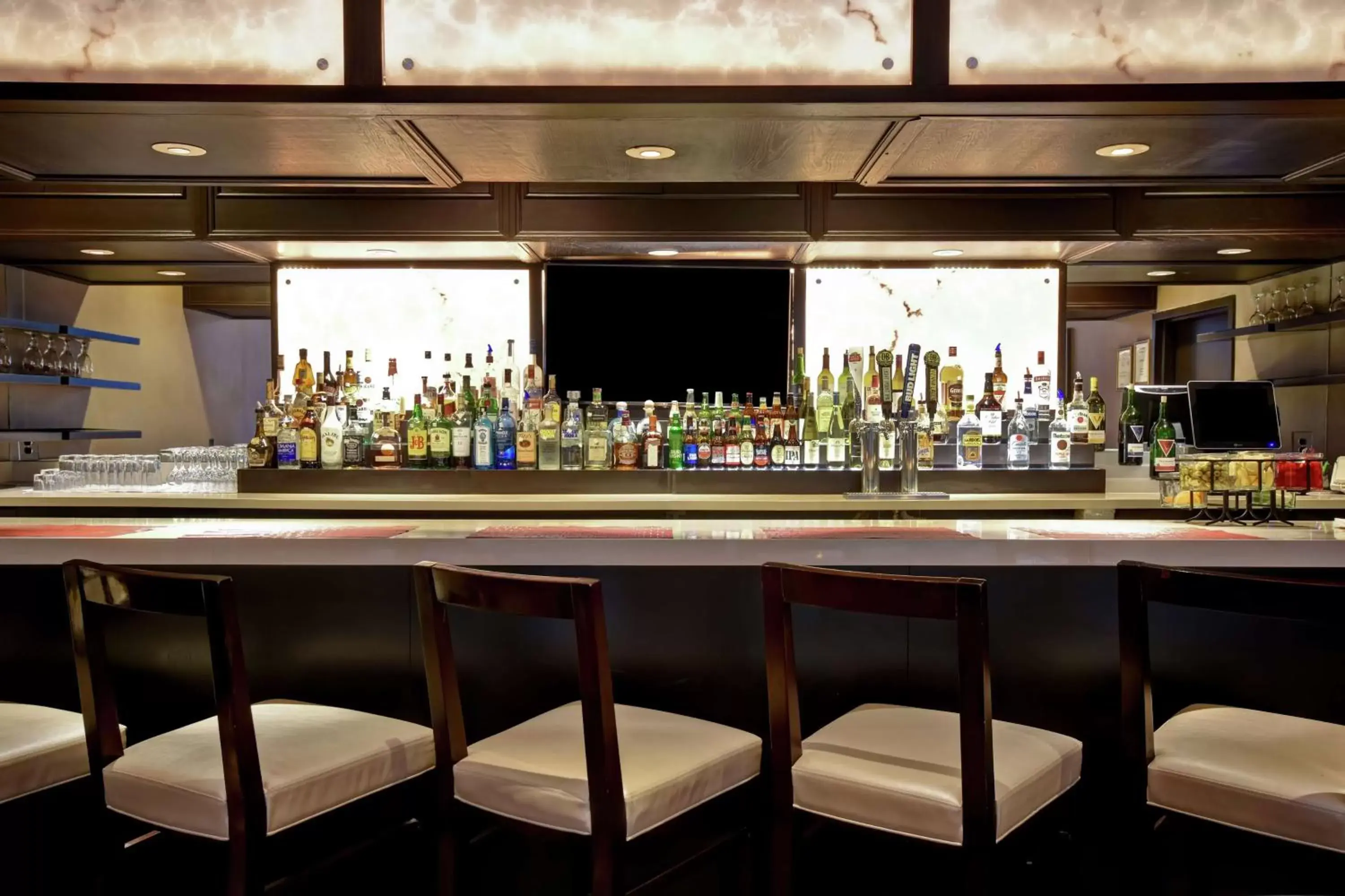 Lounge or bar, Lounge/Bar in Embassy Suites by Hilton Dulles Airport