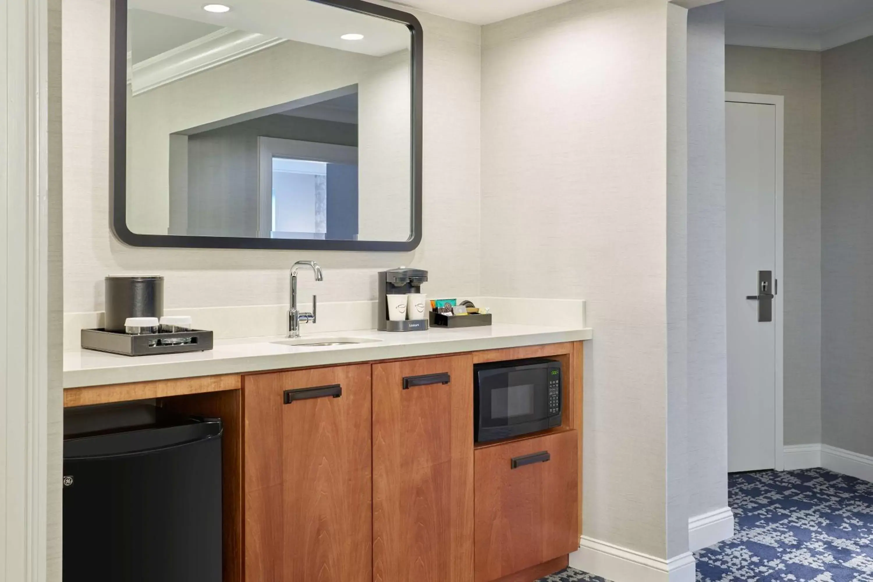 Photo of the whole room, Kitchen/Kitchenette in Embassy Suites by Hilton Washington DC Convention Center