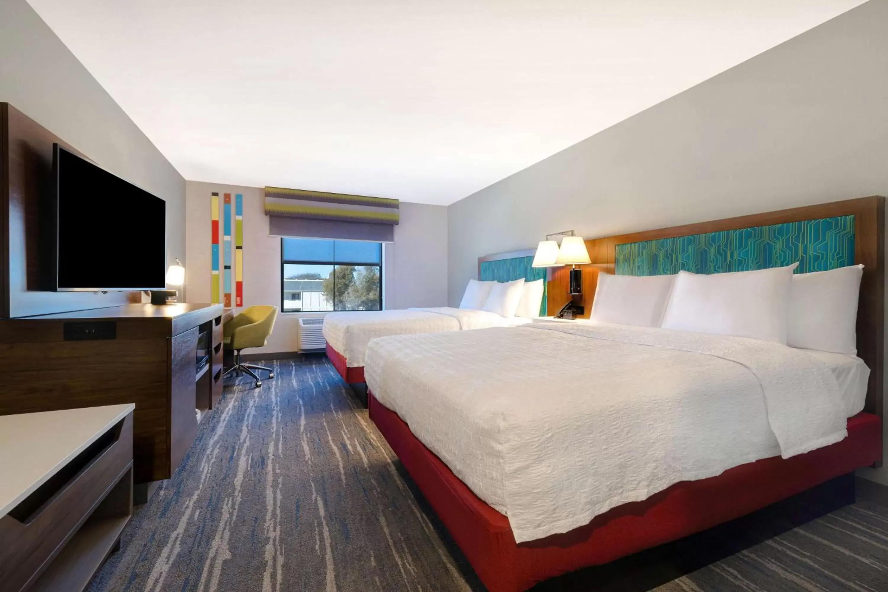 Bed in Hampton Inn & Suites Marina