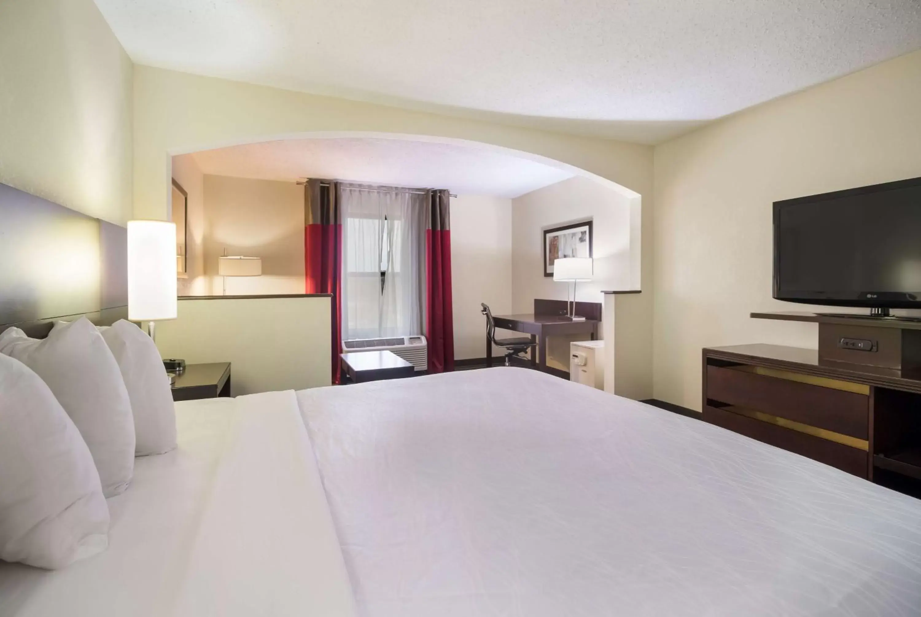 Bedroom, TV/Entertainment Center in Best Western Suites near Opryland