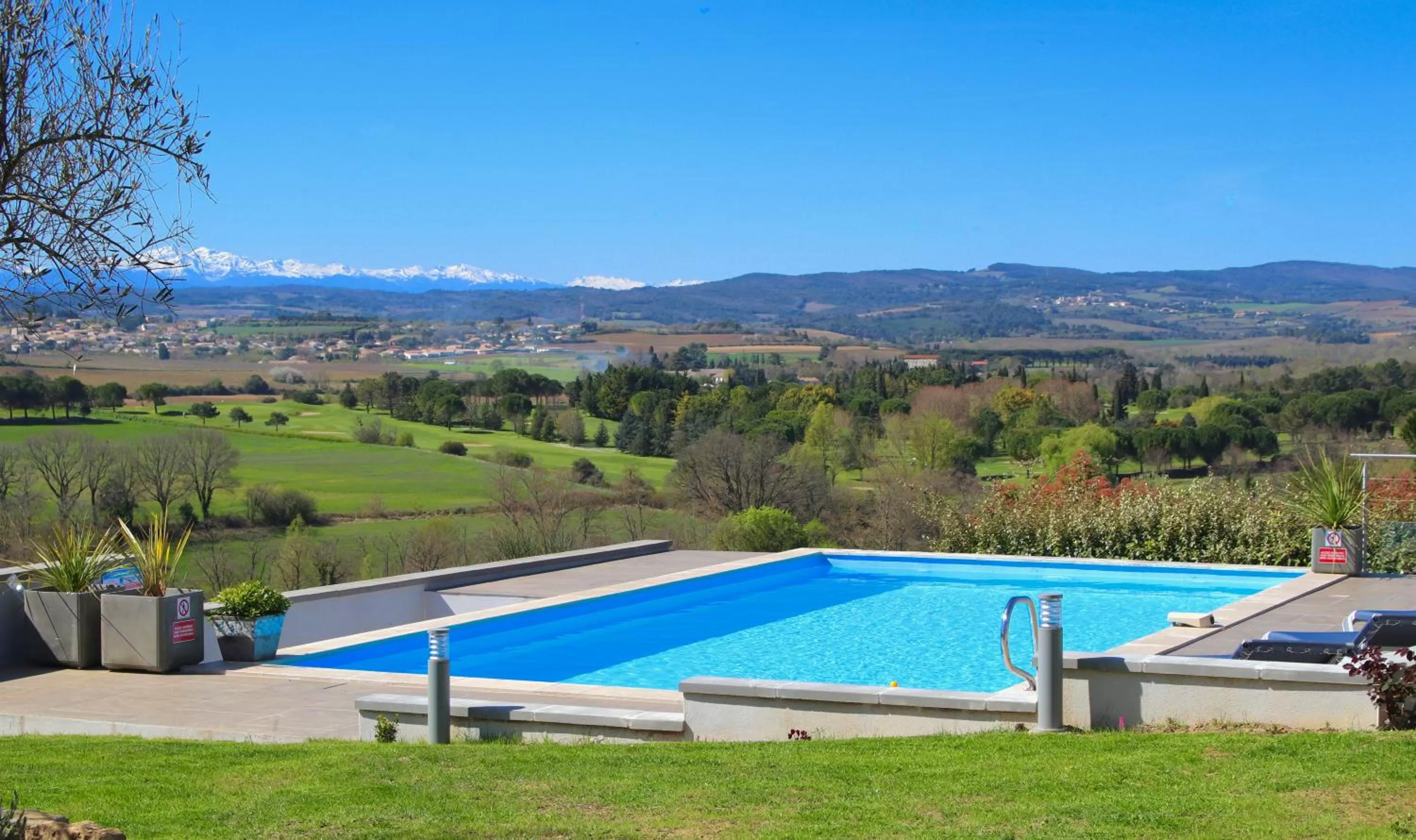 Pool view in B&B-Les Balcons de Maragon