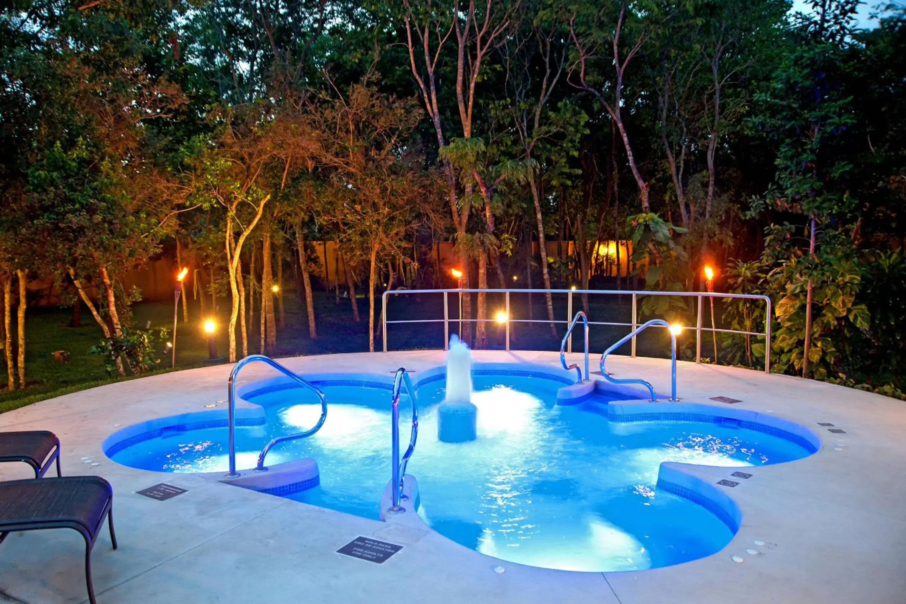 Swimming Pool in Courtyard by Marriott Cancun Airport