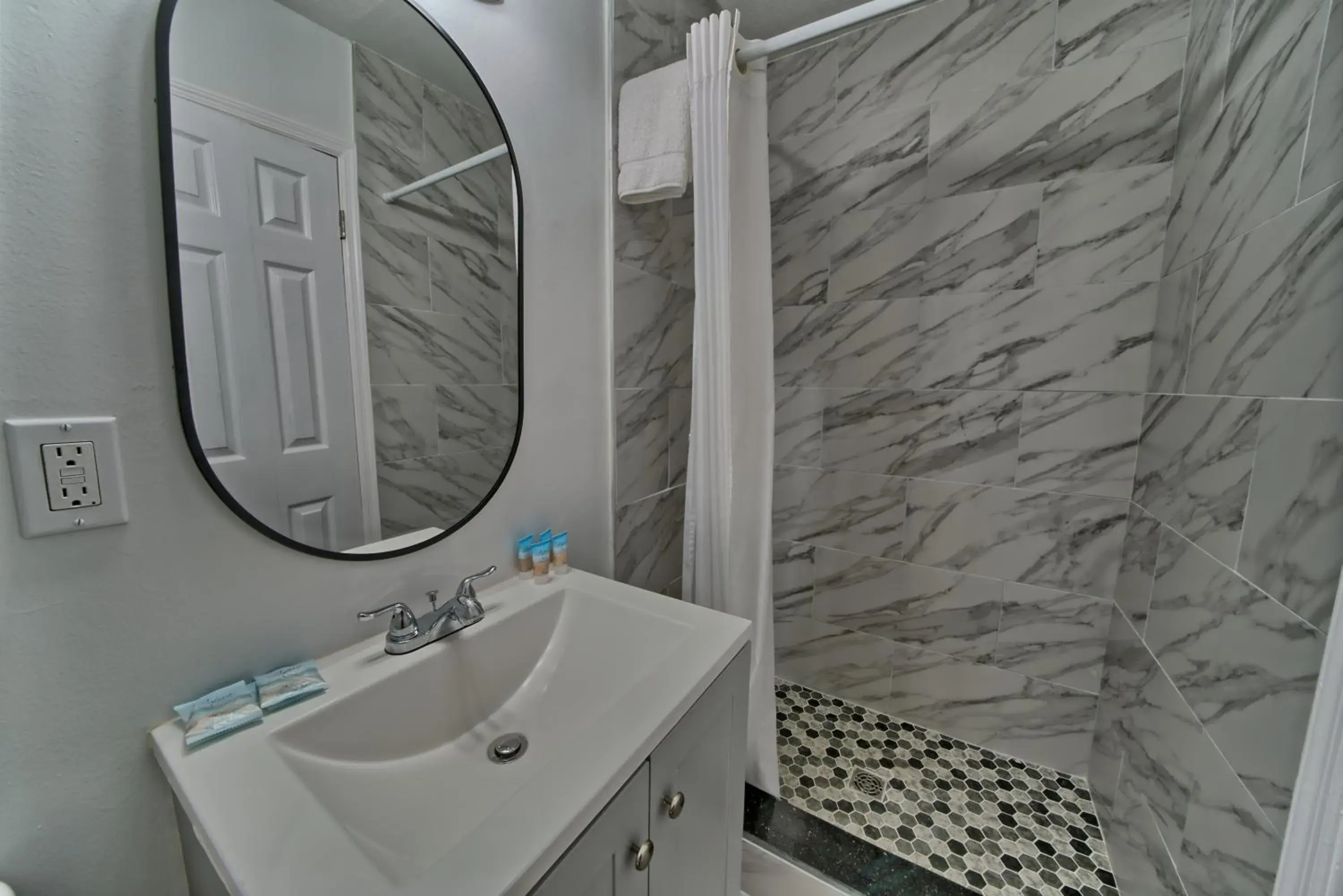 Shower, Bathroom in Aqua View Motel