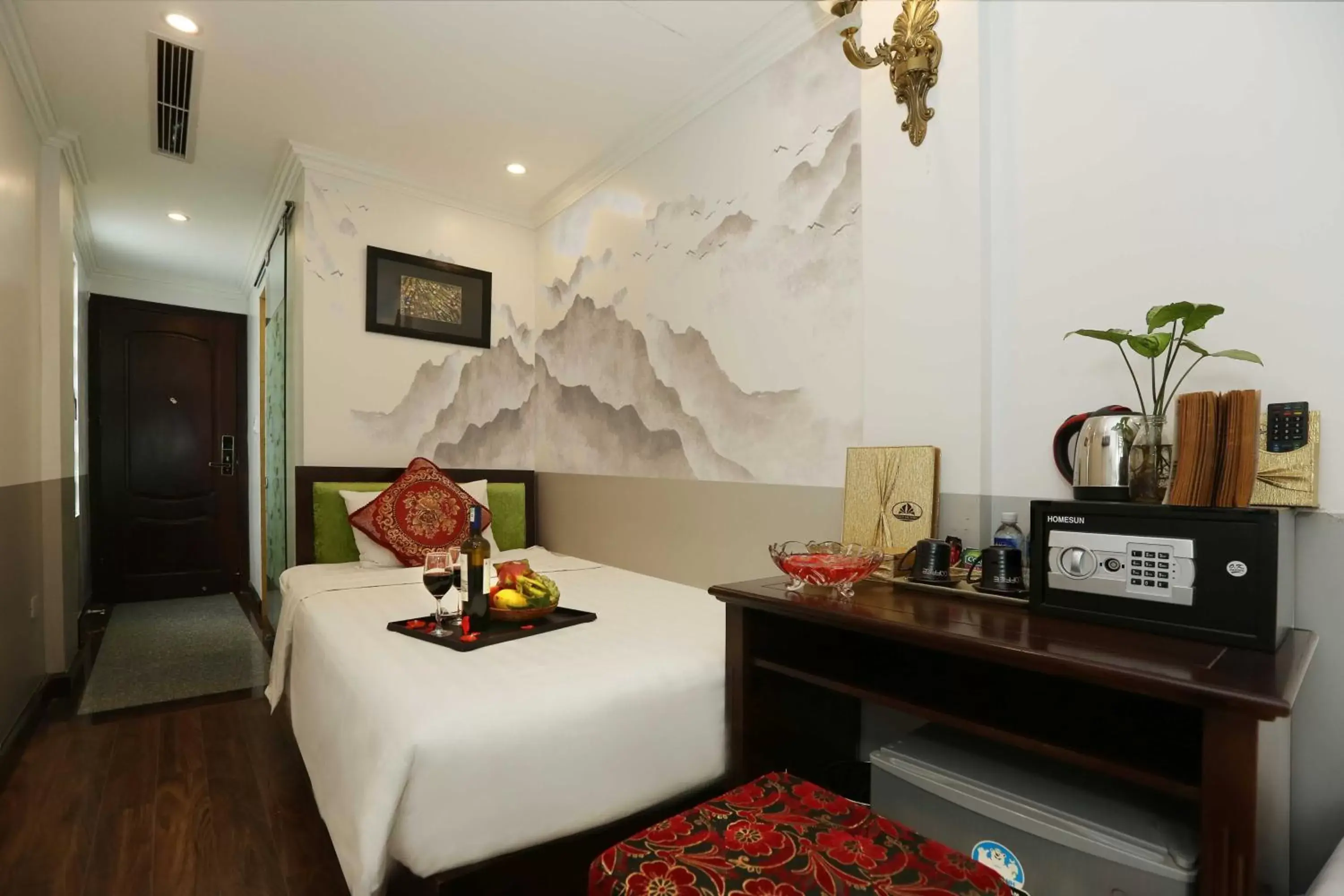 Bedroom, TV/Entertainment Center in Golden Sail Hotel & Spa