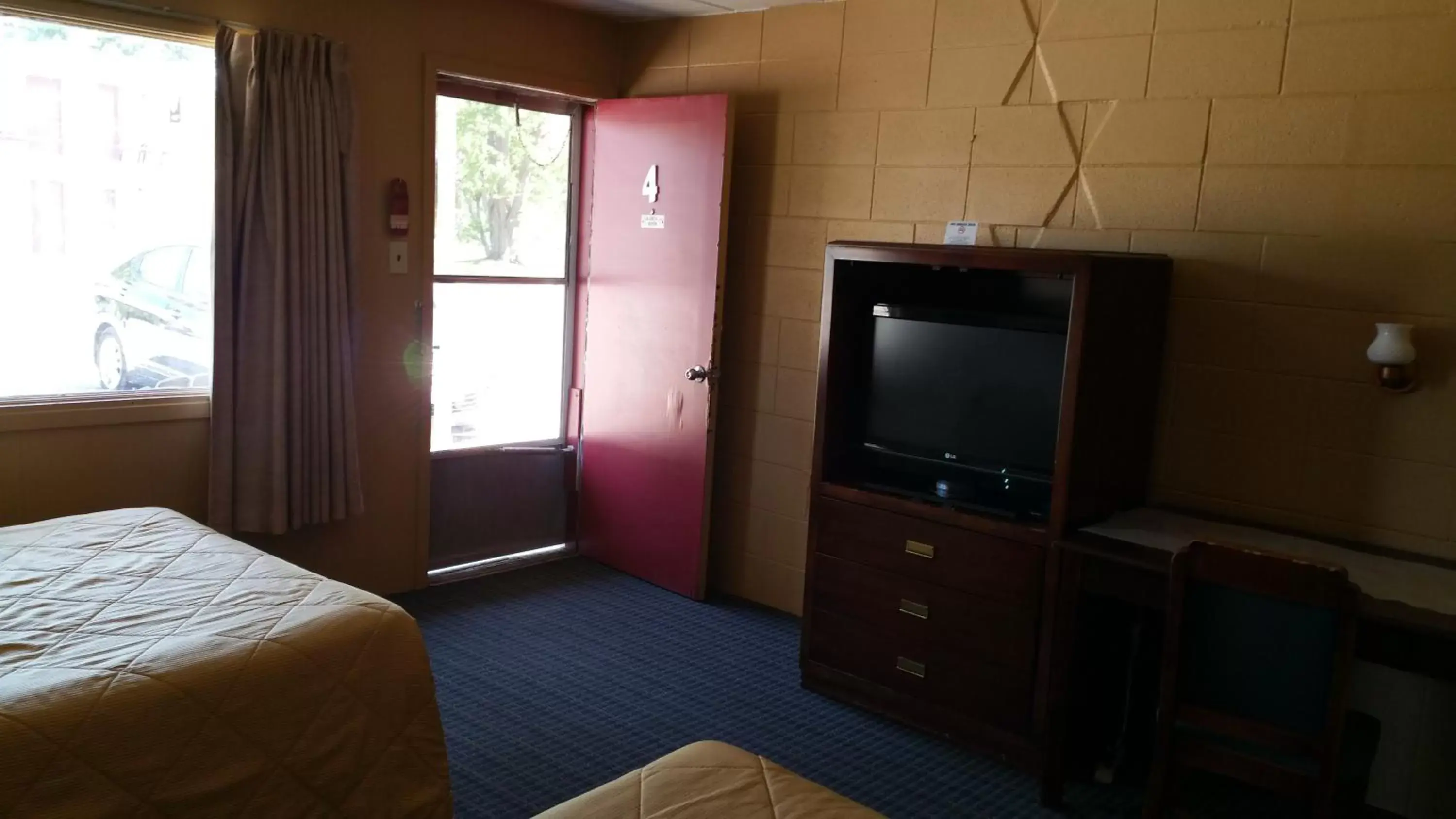 Communal lounge/ TV room, TV/Entertainment Center in Riverview Motel