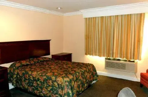 Photo of the whole room, Bed in Hyland Motel Van Nuys