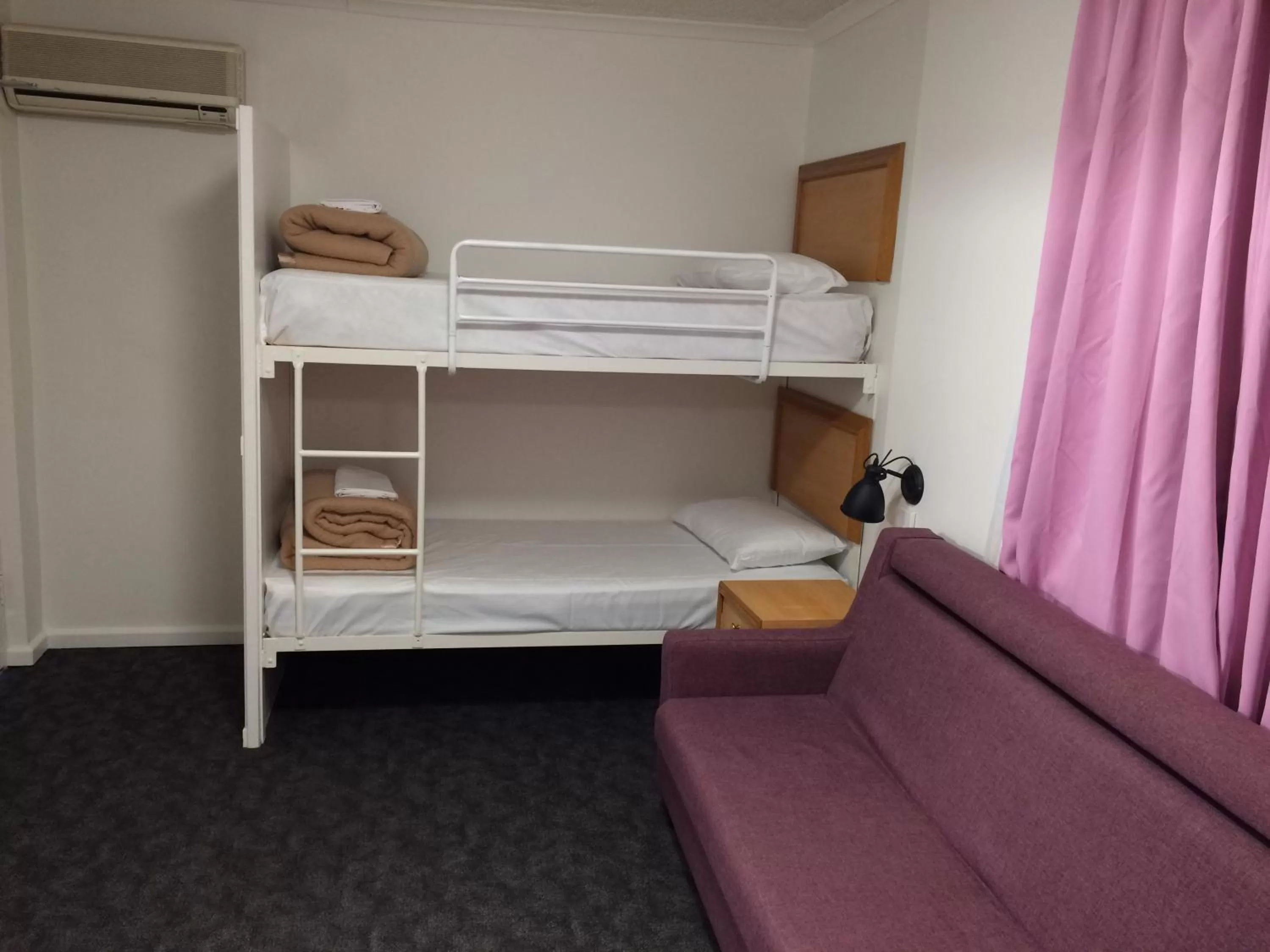 bunk bed, Bed in Edgecliff Lodge Motel
