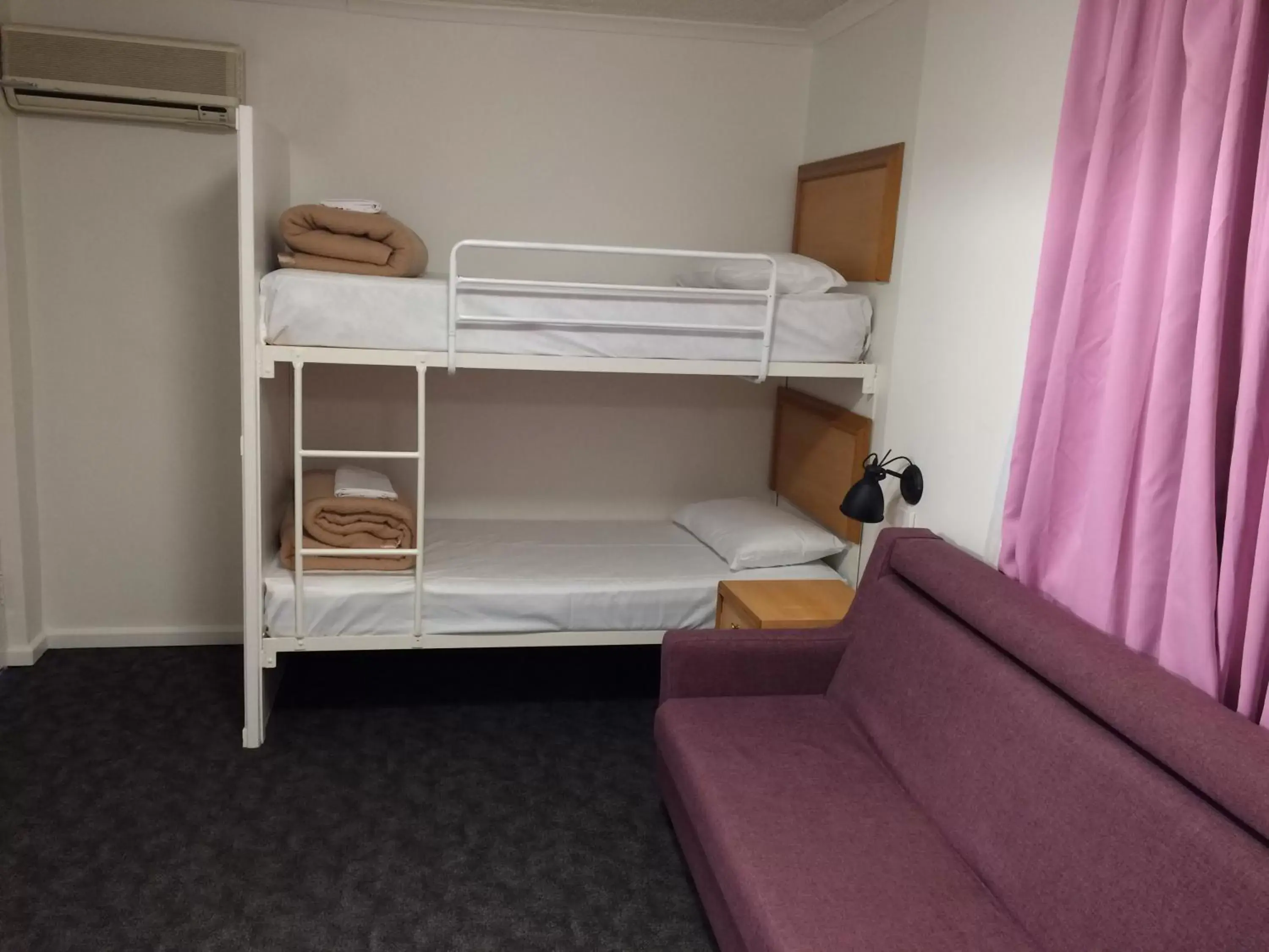 Bunk Bed in Edgecliff Lodge Motel