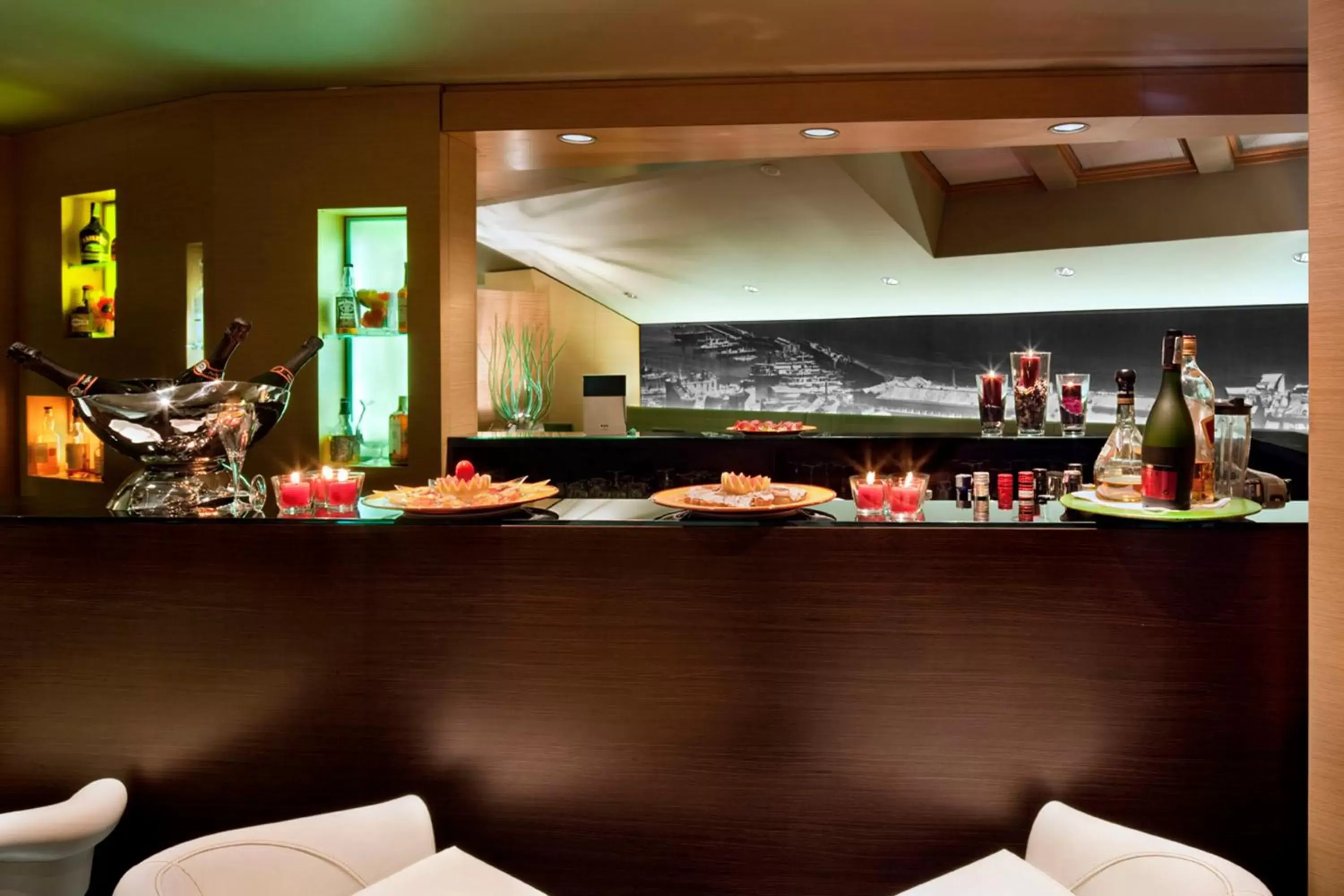 Lounge or bar in UNAHOTELS Napoli