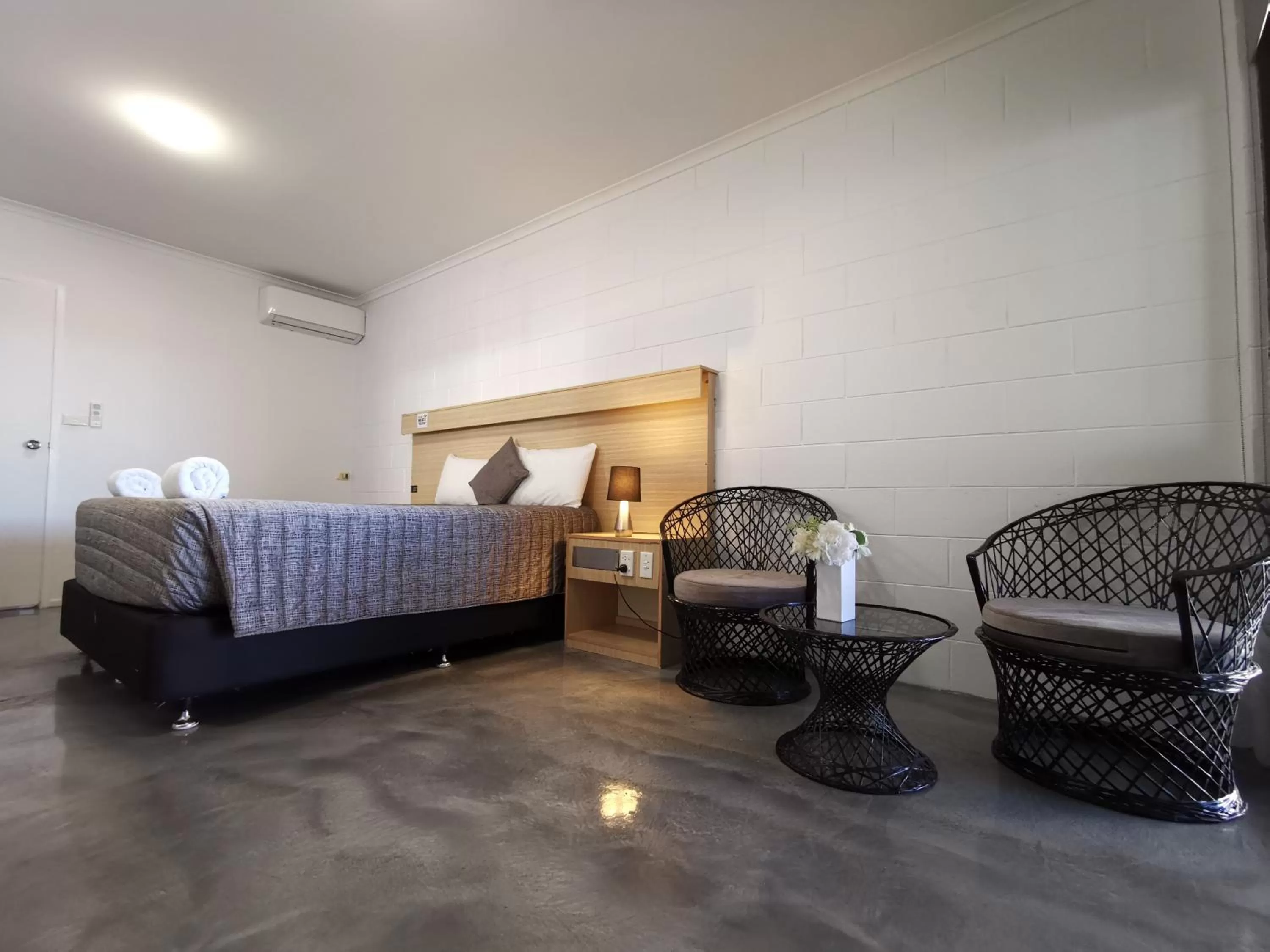 Seating area, Bed in Y Motels Rockhampton