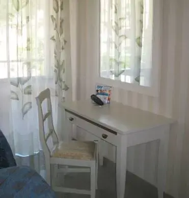 Seating area, Bathroom in Platani Hotel